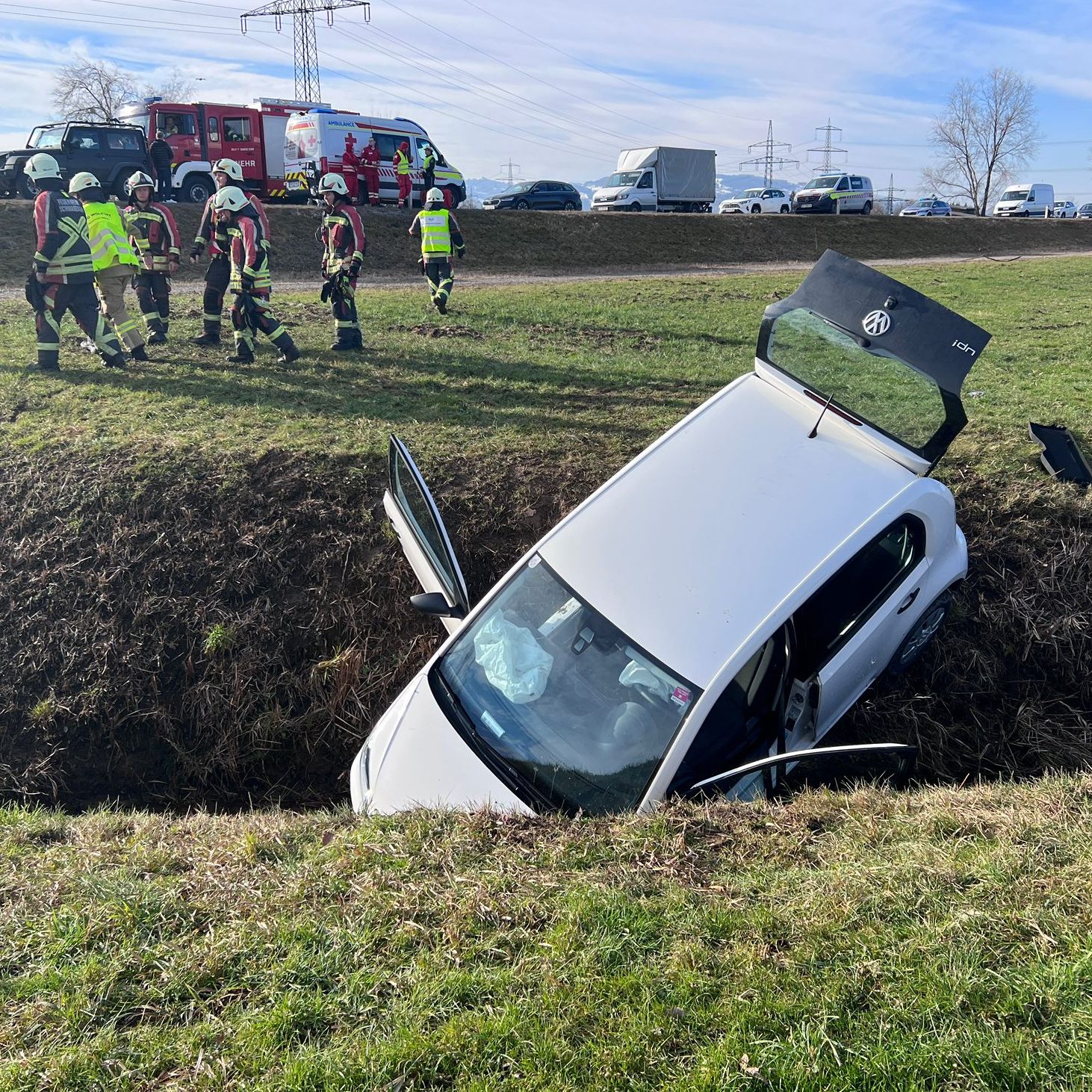 Der Graben setzte der Unfallfahrt ein abruptes Ende.