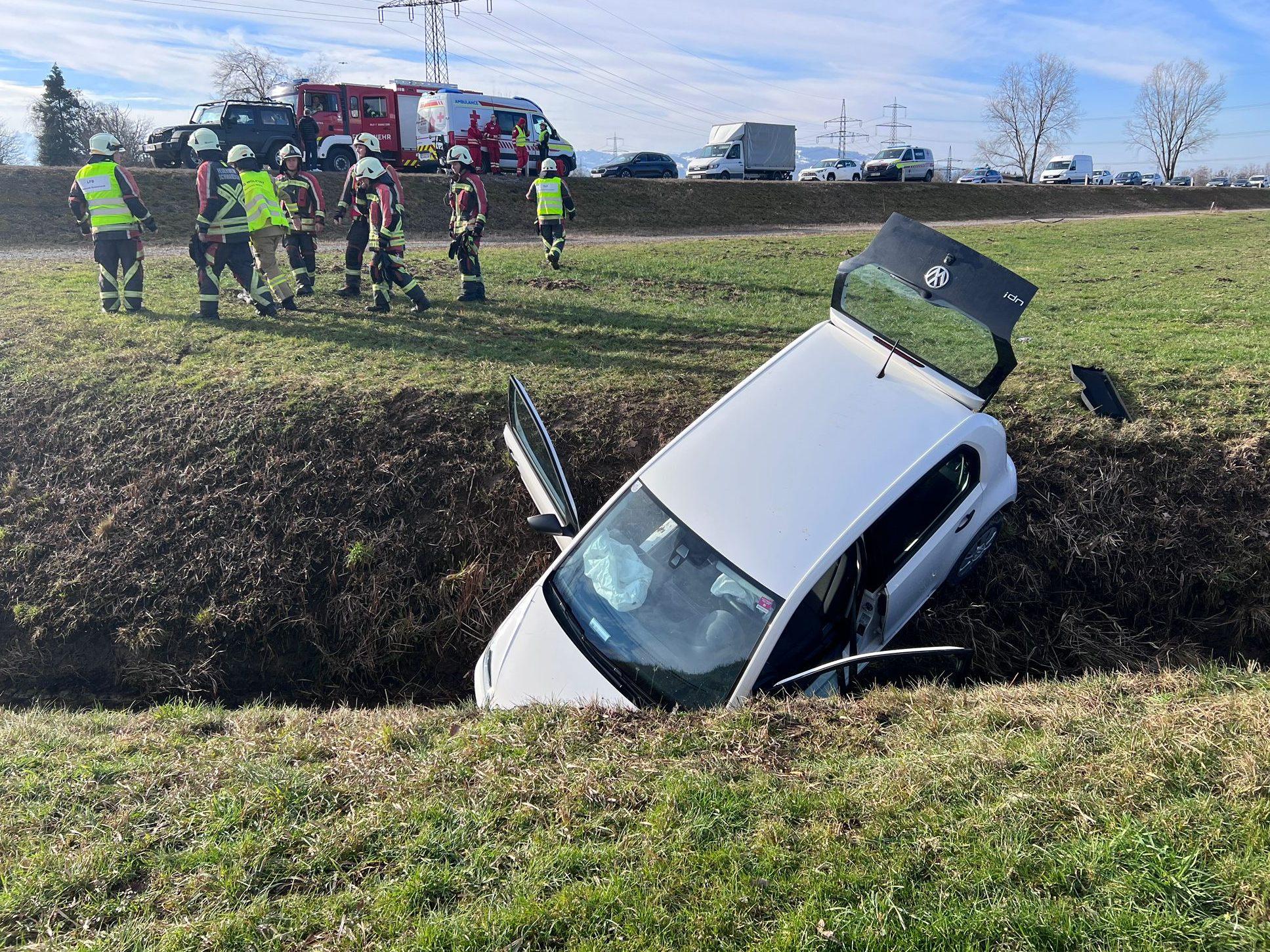 Der Graben setzte der Unfallfahrt ein abruptes Ende.