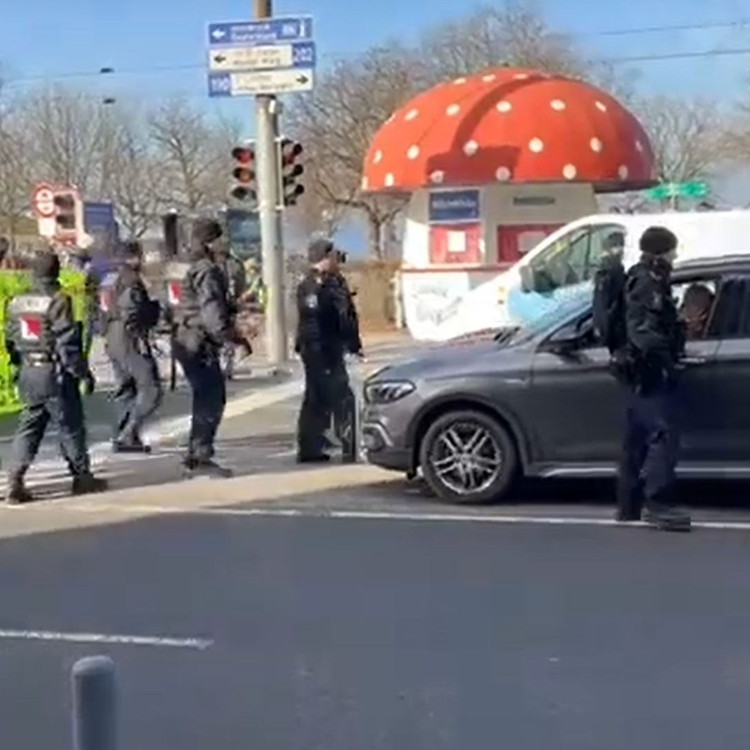 Der Autolenker fuhr knapp an die Demonstranten heran.