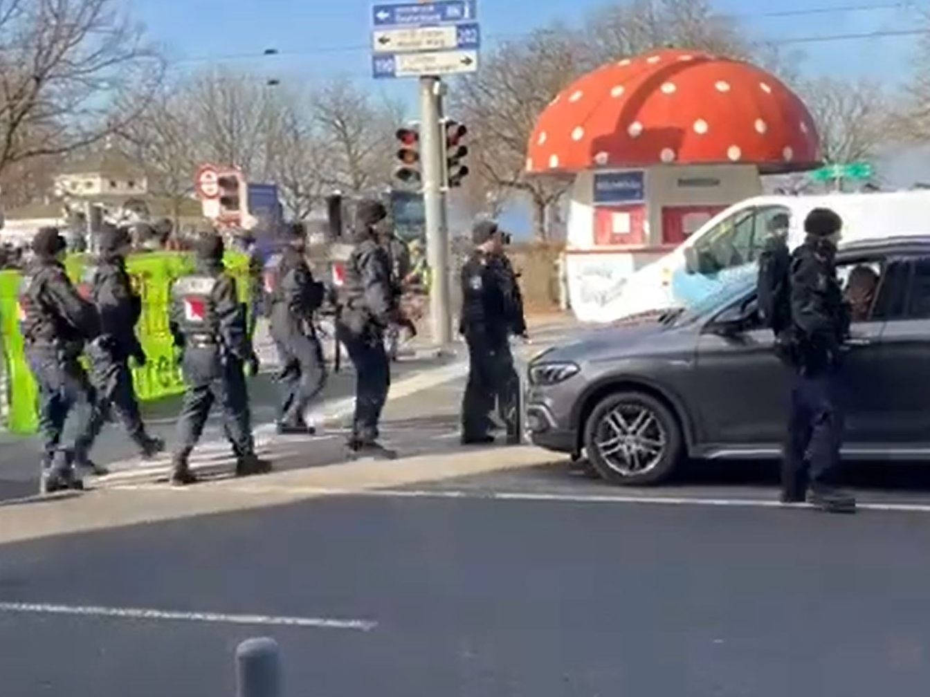 Der Autolenker fuhr knapp an die Demonstranten heran.