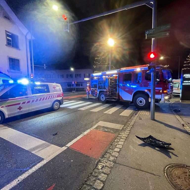 Drei beteiligte Fahrzeuge, vier verletzte Personen nach Unfall in Lauterach.