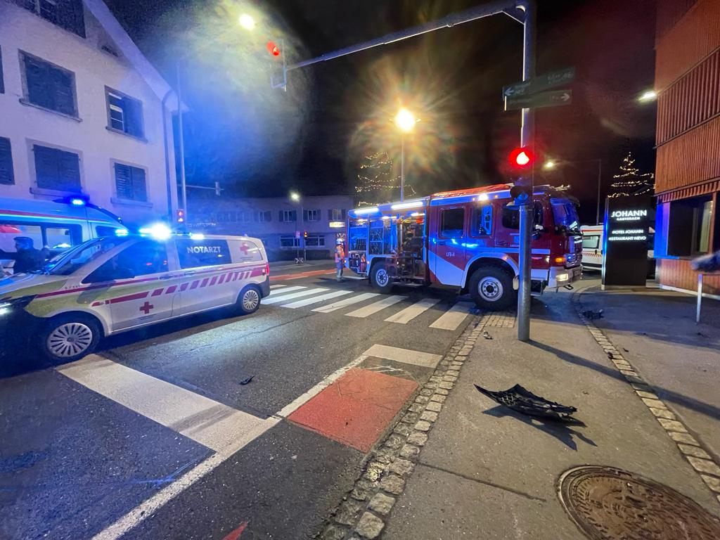 Drei beteiligte Fahrzeuge, vier verletzte Personen nach Unfall in Lauterach. Drei beteiligte Fahrzeuge, vier verletzte Personen nach Unfall in Lauterach.