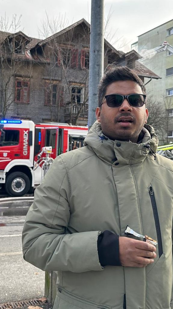 Akhil vor dem Haus, das in Flammen stand. Er rief die Feuerwehr, als er das Feuer bemerkte.