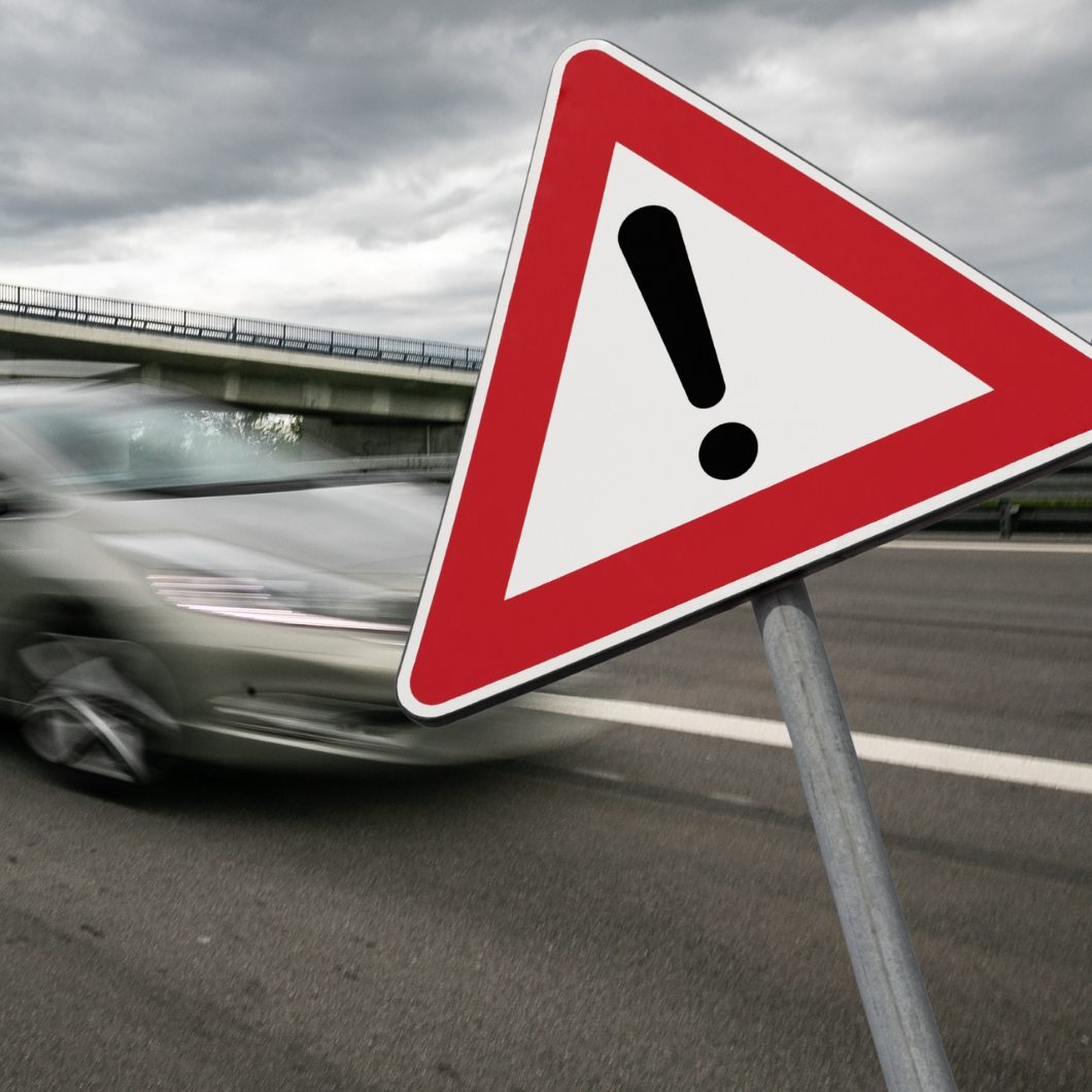 Zwei Fahrspuren pro Richtung bleiben unter Tags für Verkehr geöffnet. (Symbolbild)