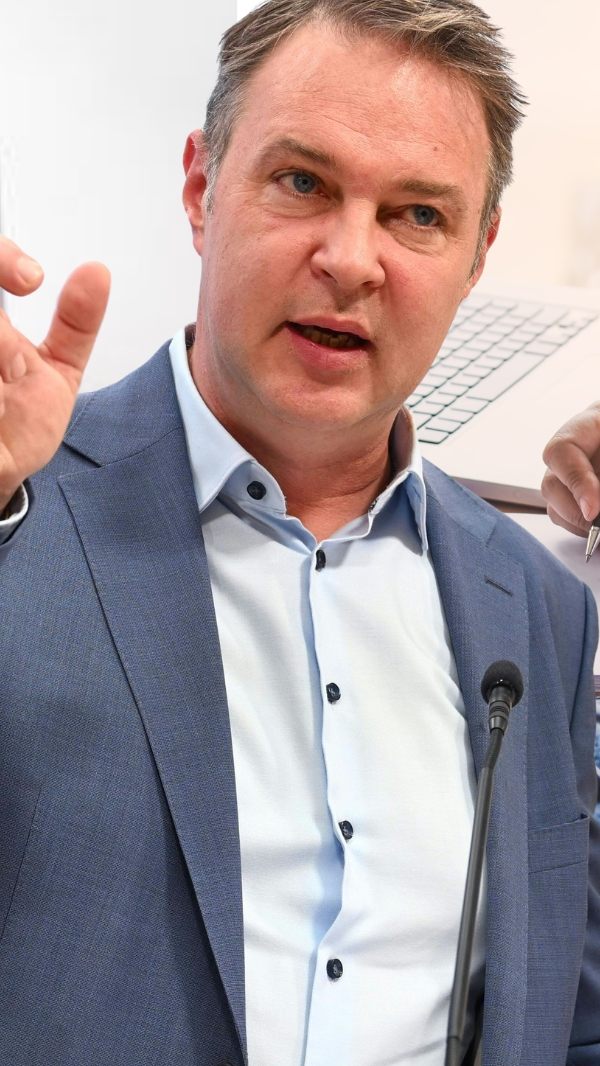 SPÖ-Chef Andreas Babler will Wahlärzte dazu verpflichten, auch Patienten nach Kassentarif zu behandeln.