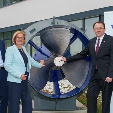 (v.l.): Reinhold Schneider (Voith Hydro St. Pölten), Martin Blum, Landeshauptfrau Johanna Mikl-Leitner, Matthias Stadler (Bürgermeister St. Pölten), Gerhard Seyrling (Voith Hydro Austria).