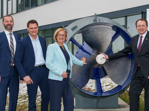(v.l.): Reinhold Schneider (Voith Hydro St. Pölten), Martin Blum, Landeshauptfrau Johanna Mikl-Leitner, Matthias Stadler (Bürgermeister St. Pölten), Gerhard Seyrling (Voith Hydro Austria). (v.l.): Reinhold Schneider (Voith Hydro St. Pölten), Martin Blum, Landeshauptfrau Johanna Mikl-Leitner, Matthias Stadler (Bürgermeister St. Pölten), Gerhard Seyrling (Voith Hydro Austria).