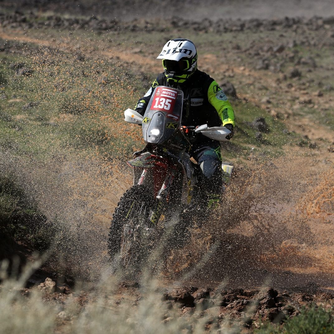 Der spanische Motorradpilot Carles Falcon ist über eine Woche nach einem schweren Sturz bei der Rallye Dakar seinen Verletzungen erlegen.