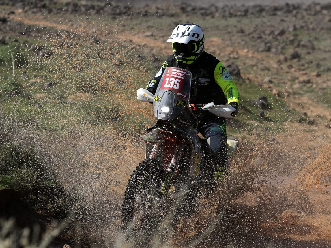 Der spanische Motorradpilot Carles Falcon ist über eine Woche nach einem schweren Sturz bei der Rallye Dakar seinen Verletzungen erlegen. Der spanische Motorradpilot Carles Falcon ist über eine Woche nach einem schweren Sturz bei der Rallye Dakar seinen Verletzungen erlegen.