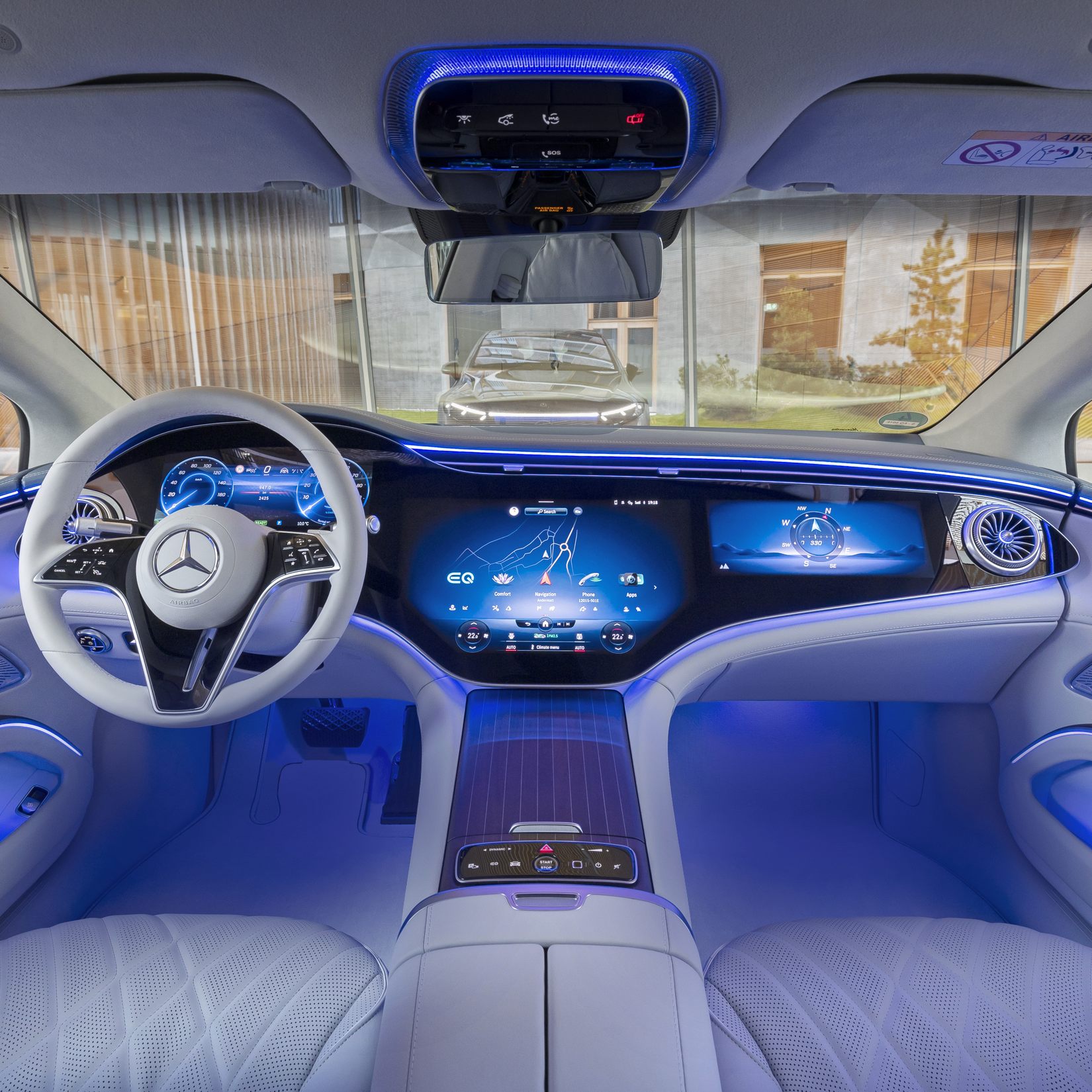Ein Blick in einen Mercedes Benz EQS.