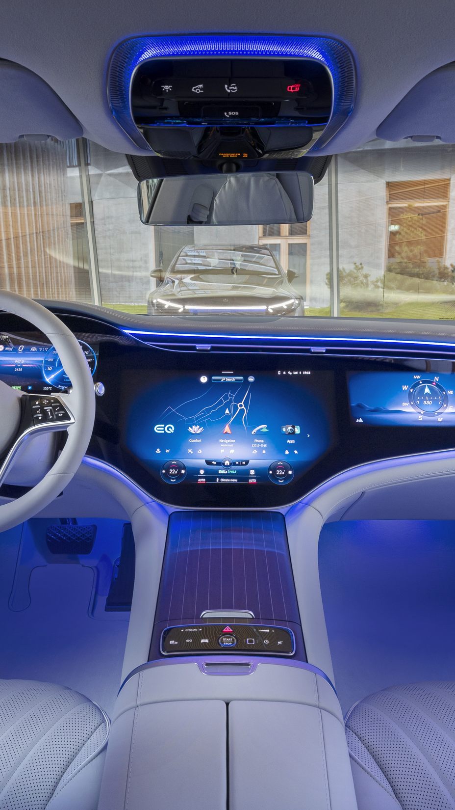 Ein Blick in einen Mercedes Benz EQS.