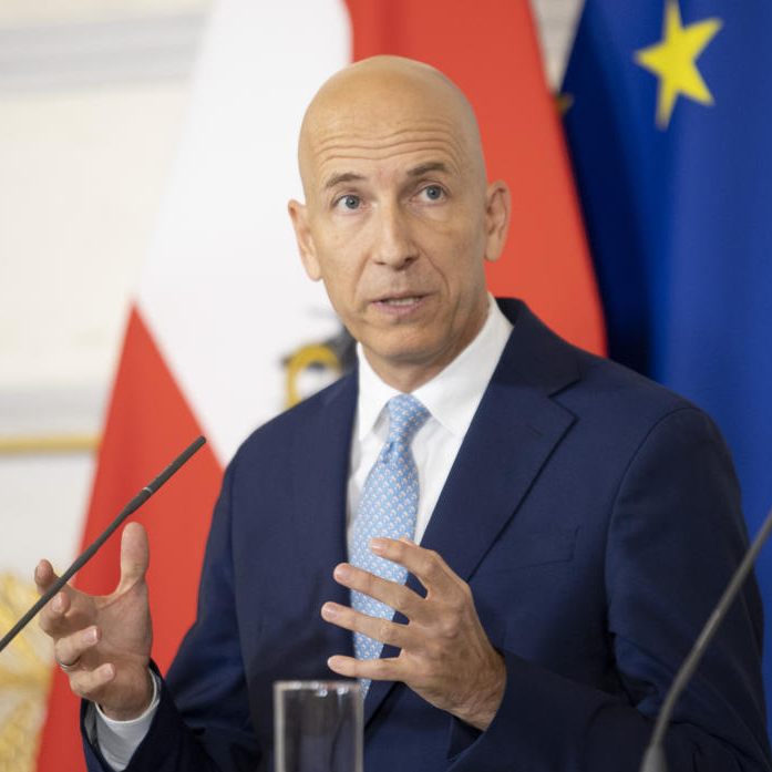 Wirtschaftsminister Martin Kocher (ÖVP) erwartet, dank der angespannten Lage im Roten Meer, Preissteigerungen.