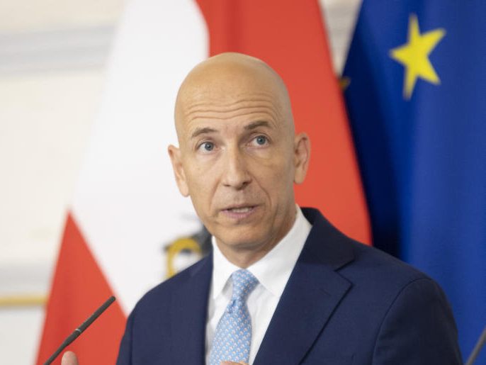 Wirtschaftsminister Martin Kocher (ÖVP) erwartet, dank der angespannten Lage im Roten Meer, Preissteigerungen.