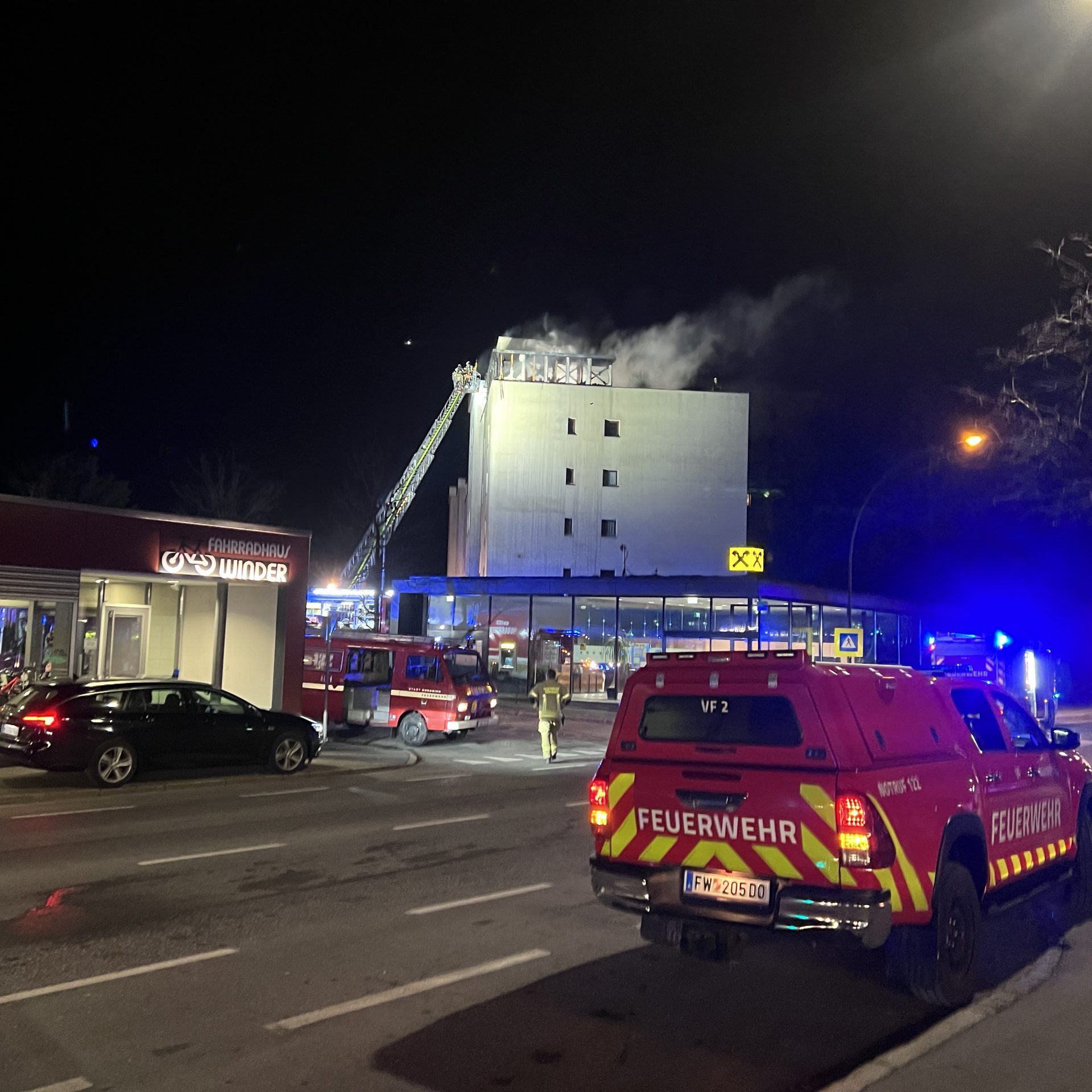 Hatlerstraße nach Brand in Mehrparteienhaus gesperrt.