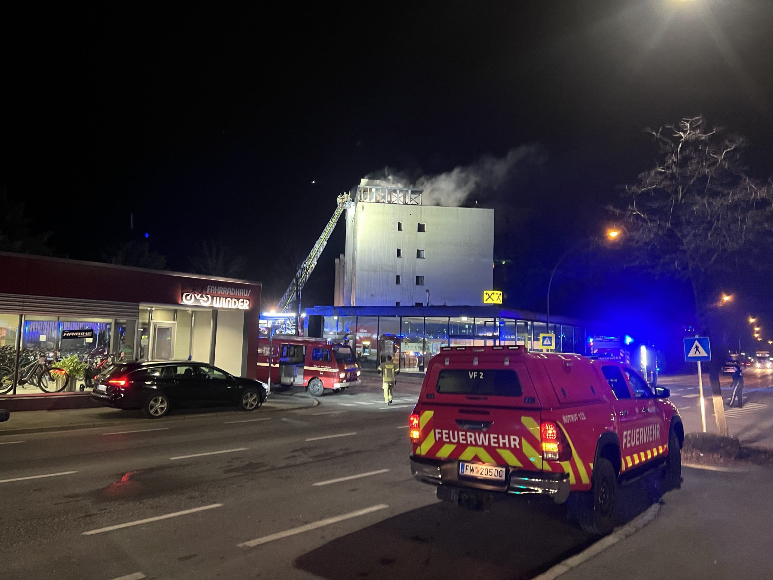 Hatlerstraße nach Brand in Mehrparteienhaus gesperrt.