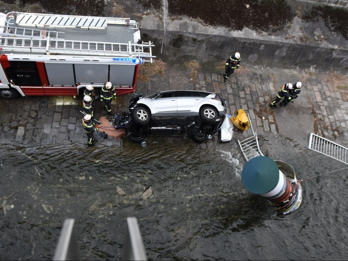 Ein Pkw ist in Wien-Meidling in den Wienfluss gestürzt. Ein Pkw ist in Wien-Meidling in den Wienfluss gestürzt.