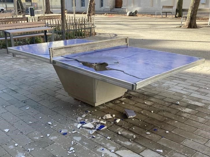 Unbekannte zerstörten in Wien eine Tischtennisplatte mit Böllern. Unbekannte zerstörten in Wien eine Tischtennisplatte mit Böllern.