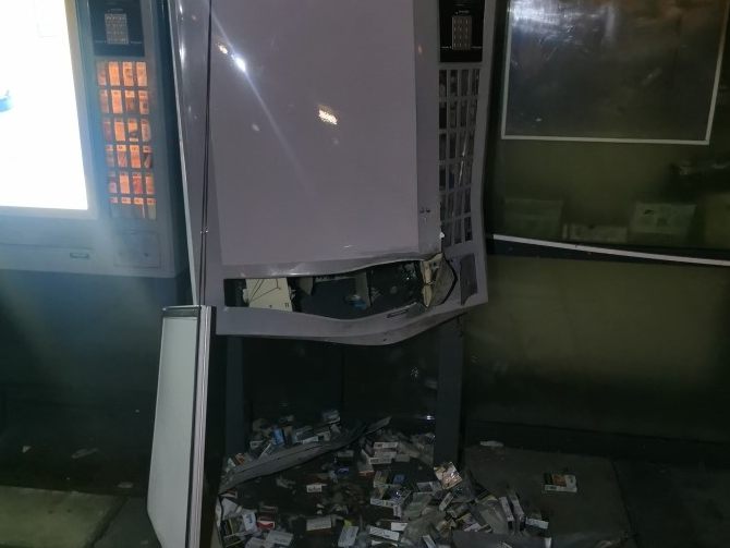Unbekannte sprengten diesen Zigarettenautomaten in Wien-Liesing. Unbekannte sprengten diesen Zigarettenautomaten in Wien-Liesing.