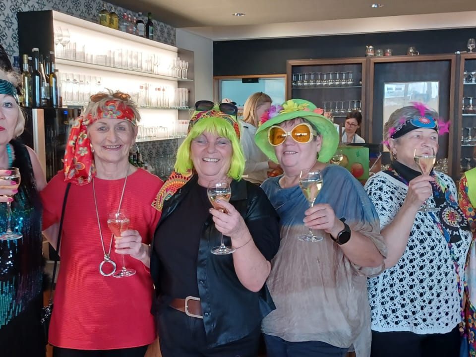 Lustige Frauenrunde beim PVÖ Faschingskränzchen Lustige Frauenrunde beim PVÖ Faschingskränzchen