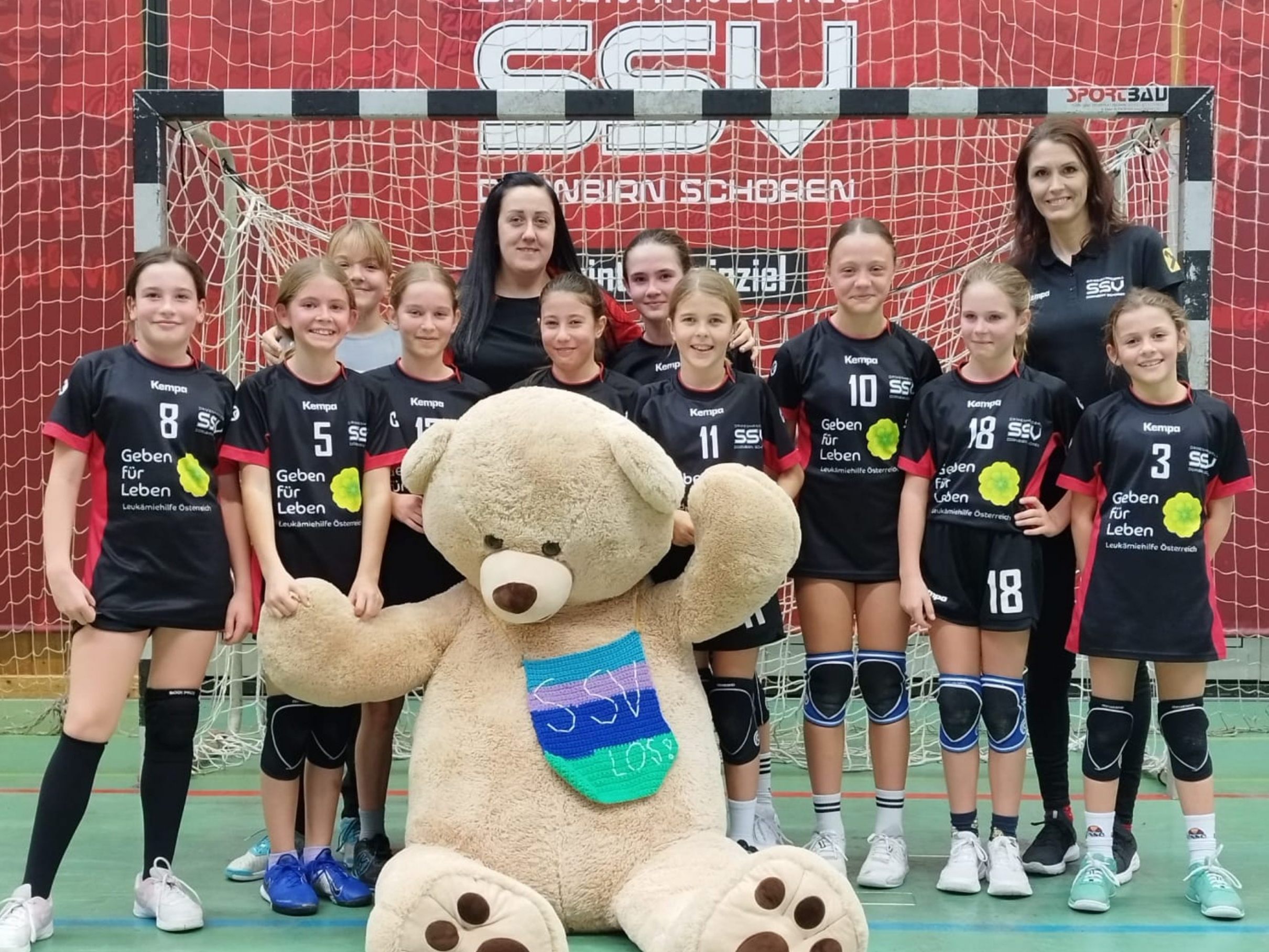 SSV-Nachwuchsleiterin Gabriela Gregor (re.) mit den U12-Mädchen des Schulsportvereins SSV-Nachwuchsleiterin Gabriela Gregor (re.) mit den U12-Mädchen des Schulsportvereins