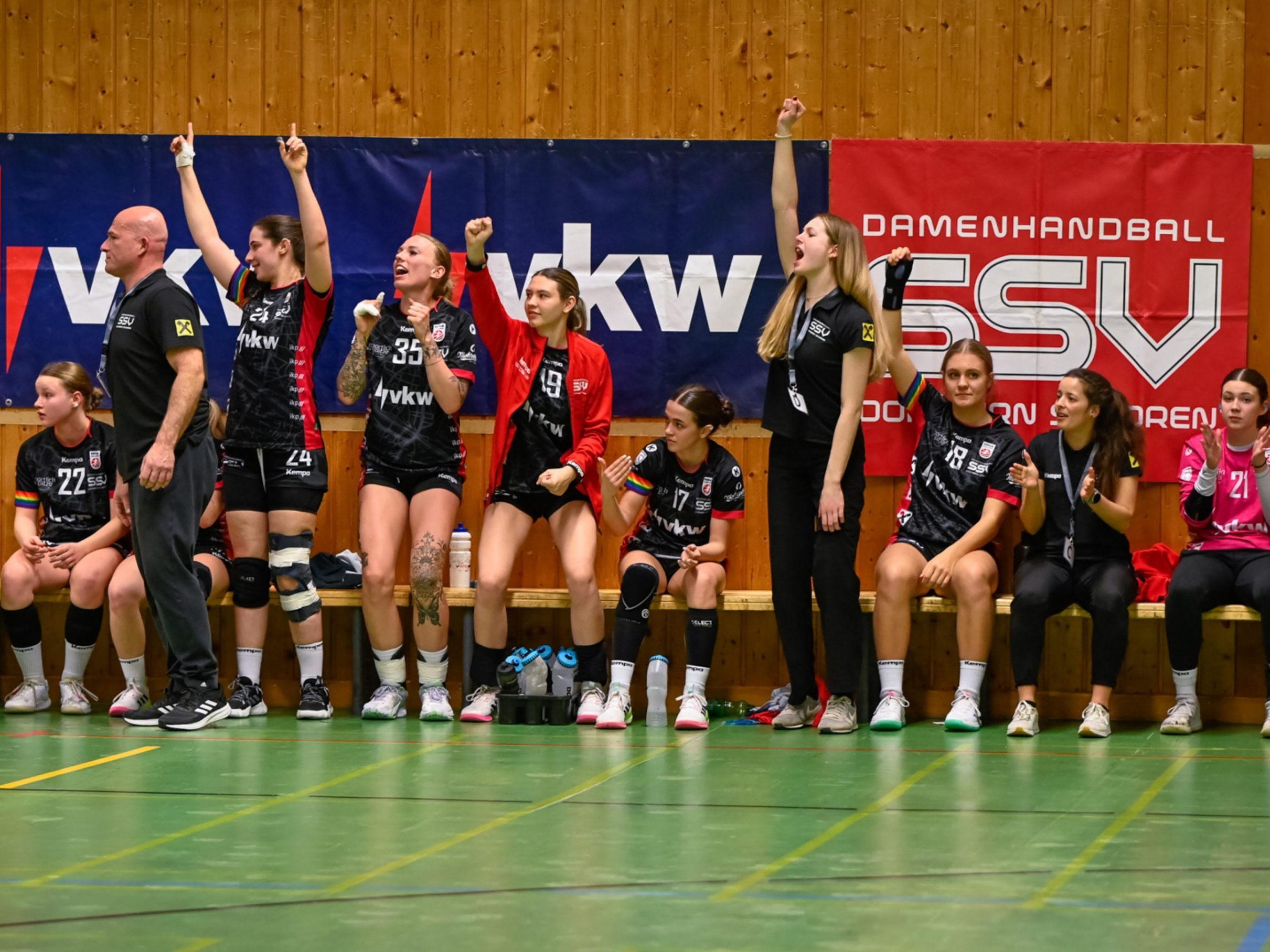 Die SSV-Girls jubelten über den Erfolg gegen Traun.
