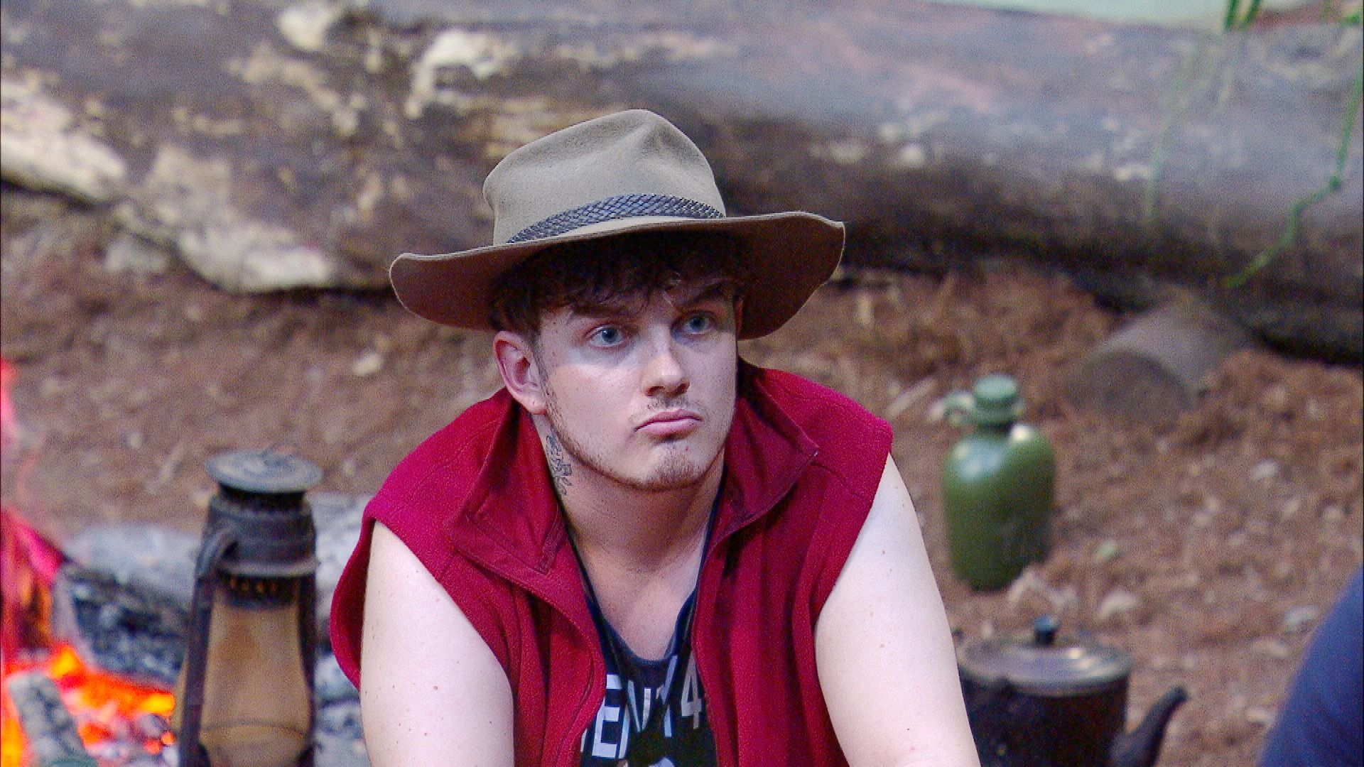 Tag 14 im Camp. Bei jeder nur erdenklichen Gelegenheit erwähnt Twenty4Tim, dass demnächst eine neue Single von ihm releast wird. Der Song greife natürlich das Dschungelcamp auf, so der Influencer, Tag 14 im Camp. Bei jeder nur erdenklichen Gelegenheit erwähnt Twenty4Tim, dass demnächst eine neue Single von ihm releast wird. Der Song greife natürlich das Dschungelcamp auf, so der Influencer,