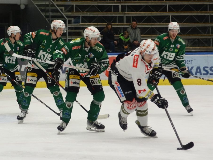 Trotz starker Leistung setzte es gegen die Rittner Buam eine knappe Heimniederlage. Trotz starker Leistung setzte es gegen die Rittner Buam eine knappe Heimniederlage.