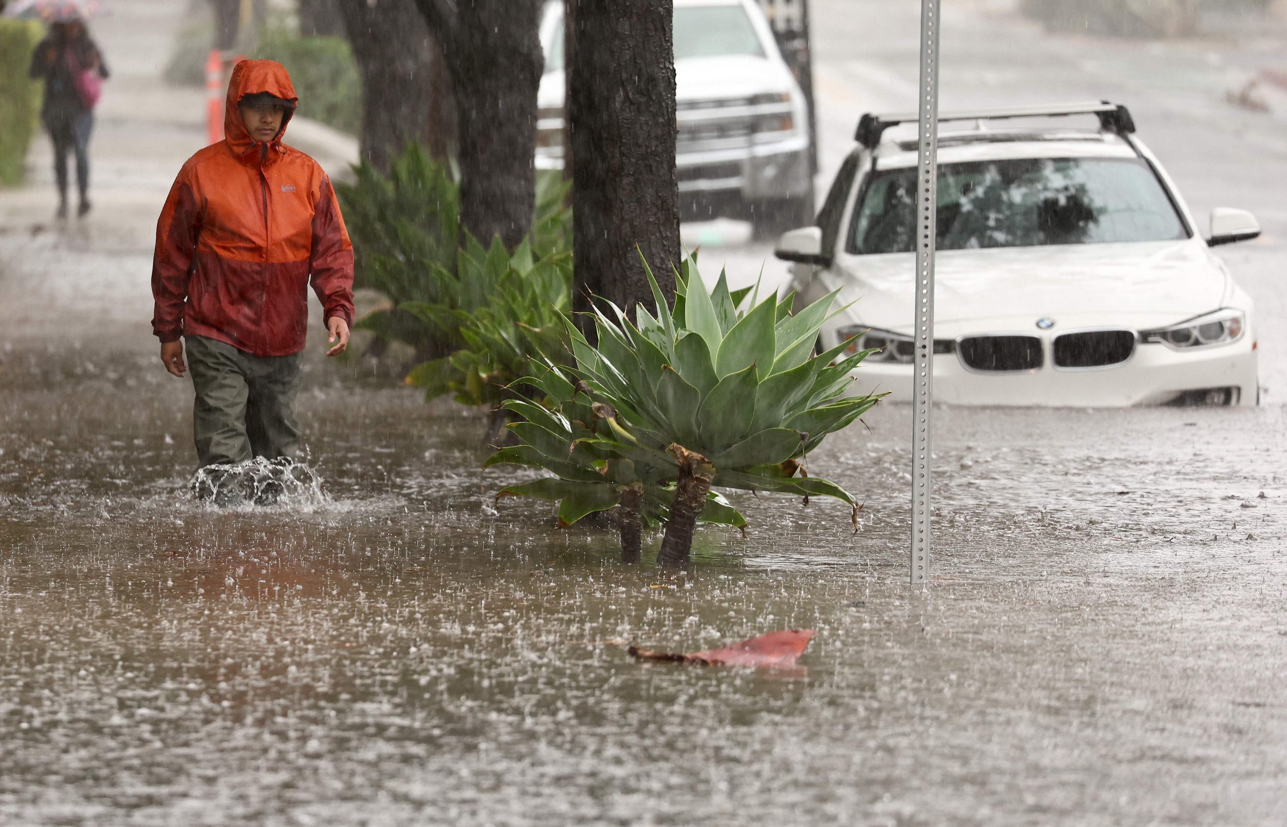 Eine Person geht durch Hochwasser, während am 4. Februar 2024 in Santa Barbara, Kalifornien, ein mächtiger, langanhaltender atmosphärischer Flusssturm, der zweite in weniger als einer Woche, über Kalifornien hereinbricht.  Eine Person geht durch Hochwasser, während am 4. Februar 2024 in Santa Barbara, Kalifornien, ein mächtiger, langanhaltender atmosphärischer Flusssturm, der zweite in weniger als einer Woche, über Kalifornien hereinbricht.