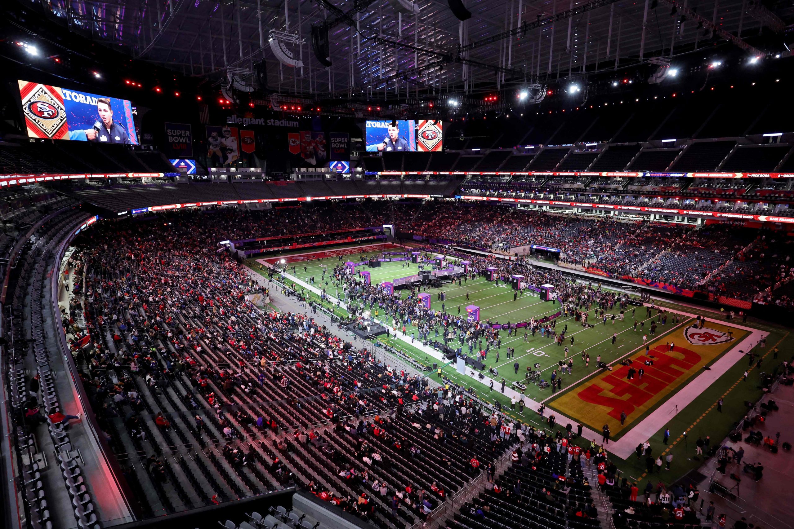 Ein allgemeiner Blick auf das Spielfeld während der Eröffnungsnacht des Super Bowl LVIII im Allegiant Stadium am 5. Februar 2024 in Las Vegas, Nevada.
