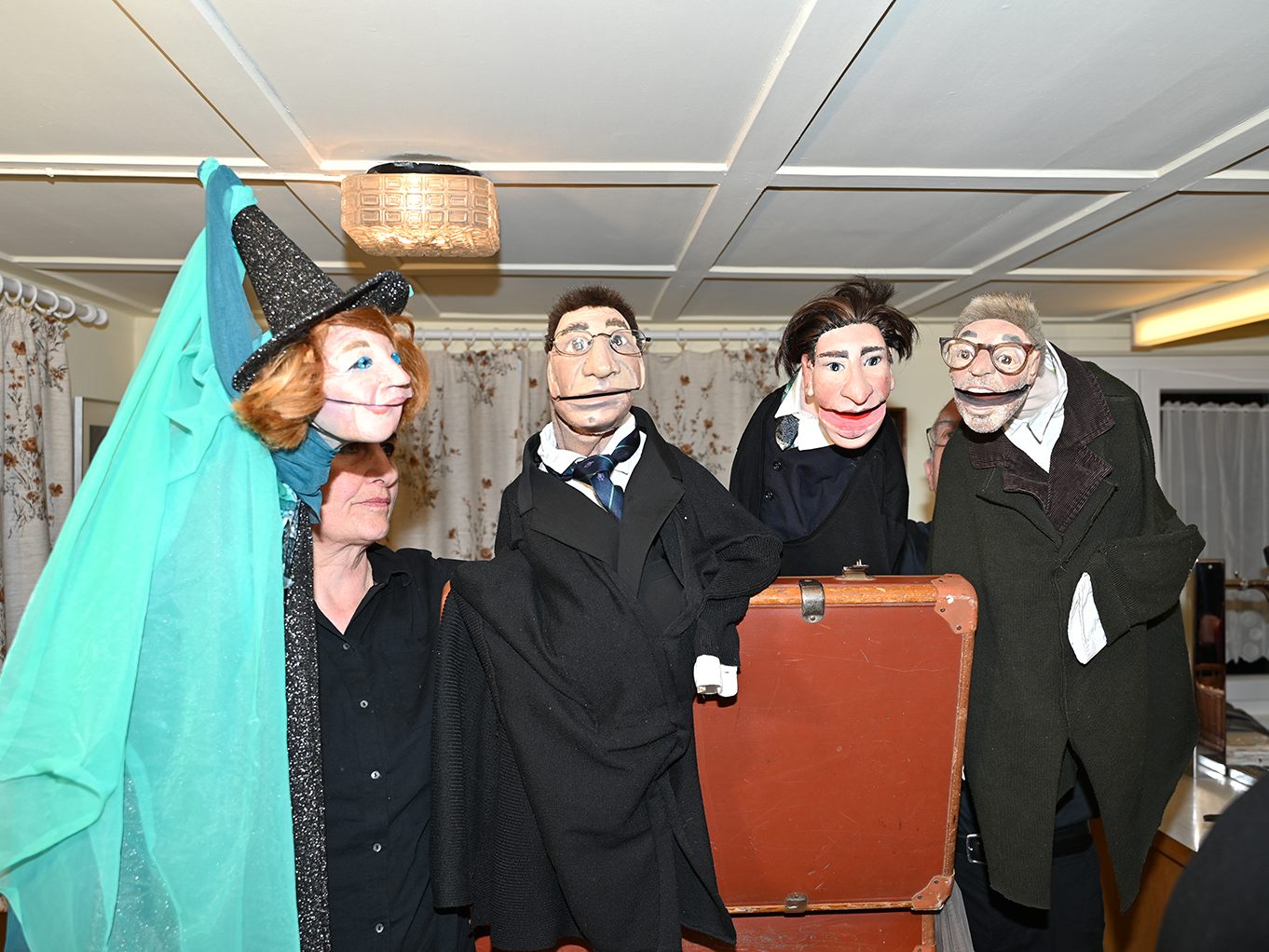 Politpuppen spielen eine Hauptrolle im Mühlebach. Politpuppen spielen eine Hauptrolle im Mühlebach.