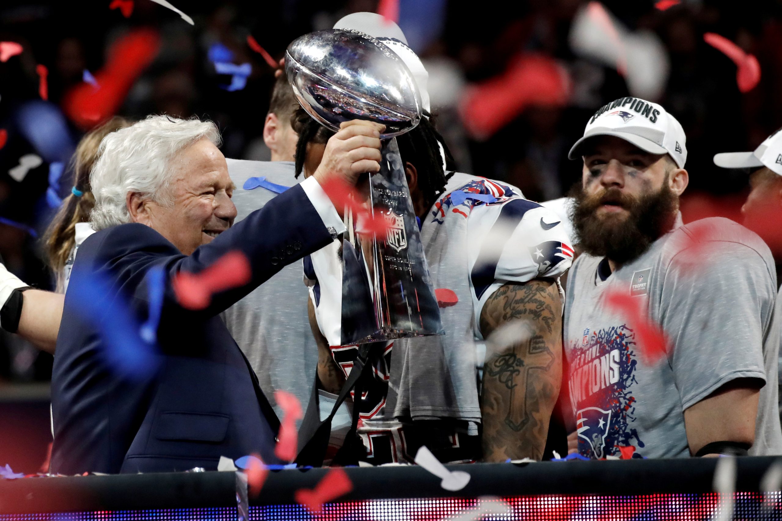 Julian Edelman (R) von den New England Patriots und der Besitzer der New England Patriots, Robert Kraft, feiern mit der Vince Lombardi Trophäe nach dem Gewinn des Super Bowl LIII.
