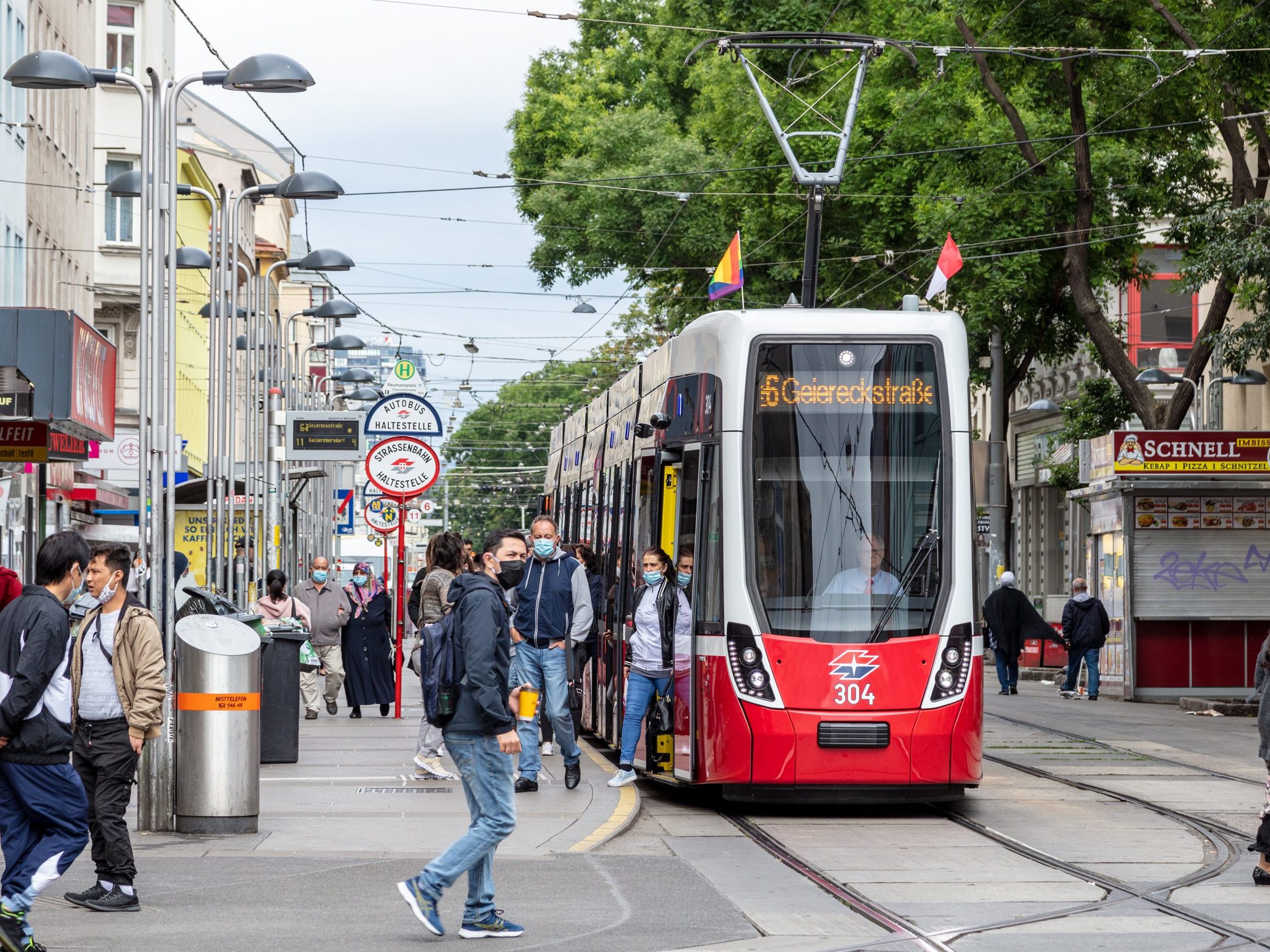 Eine Straßenbahn der Linie 6 erfasst in Wien-Favoriten ein Mädchen. Eine Straßenbahn der Linie 6 erfasst in Wien-Favoriten ein Mädchen.