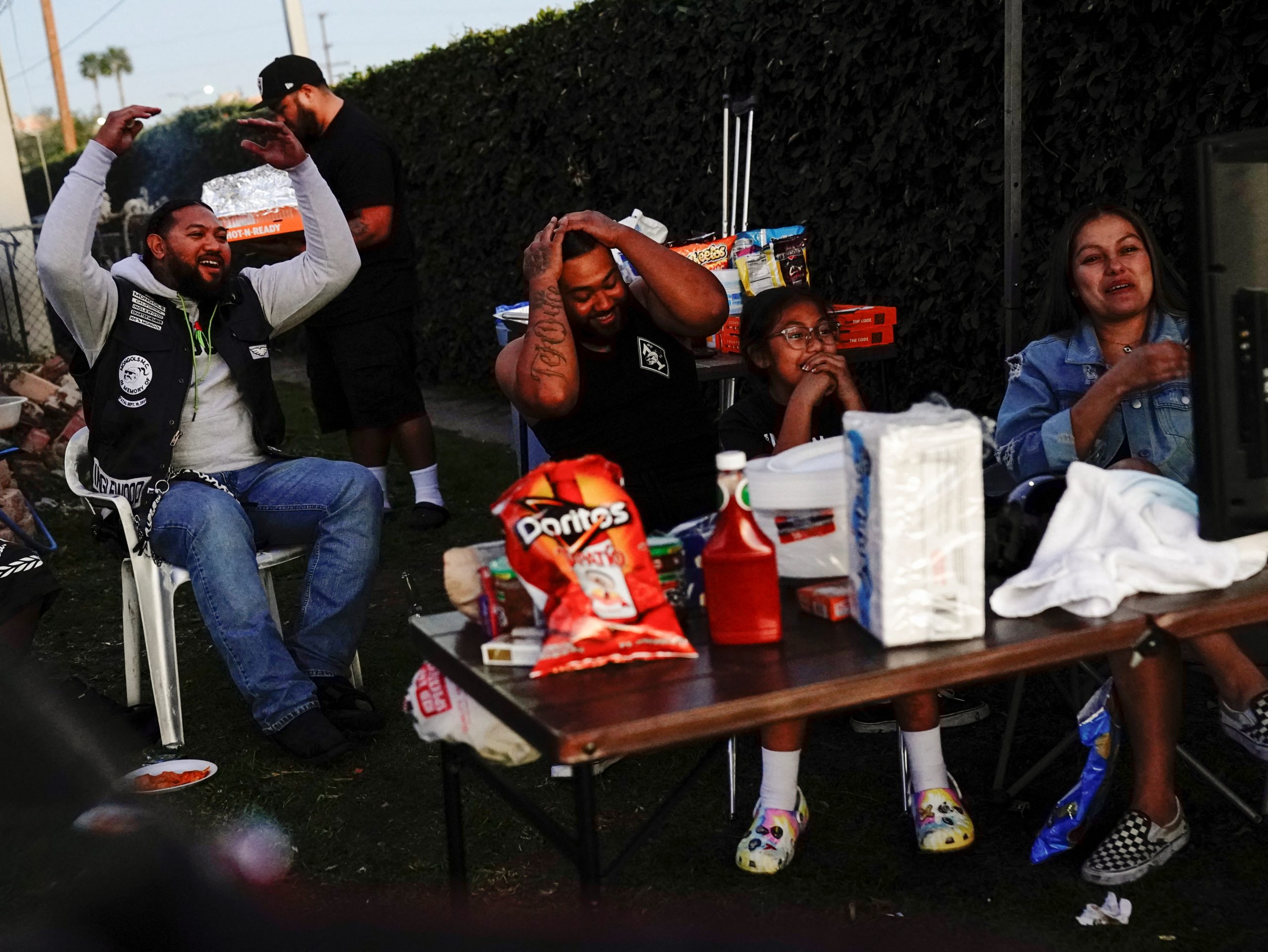 Familie schaut Super Bowl