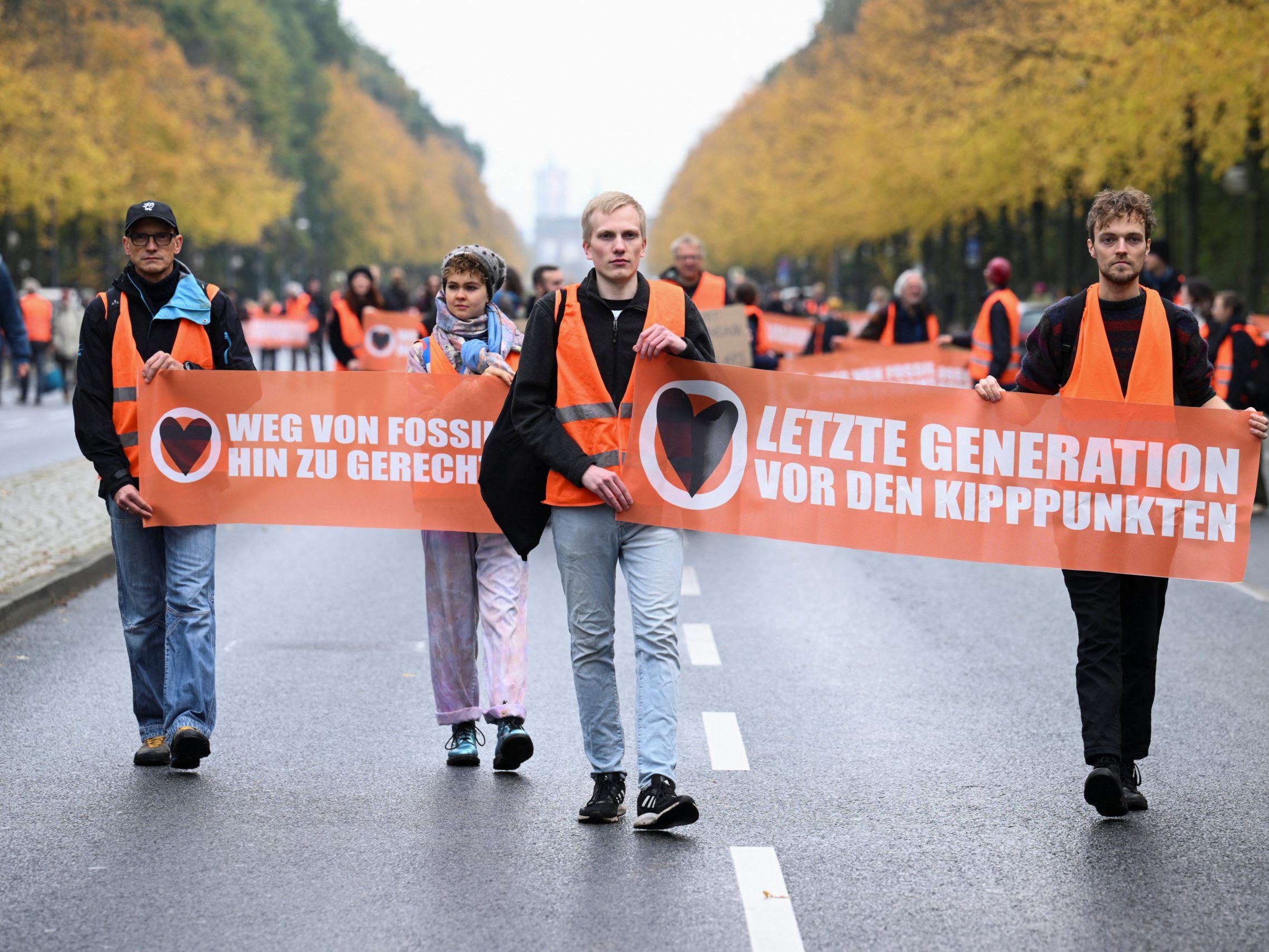 Die Klimaaktivisten wollen "lauter, kompromissloser und stärker" weiterprotestieren.
