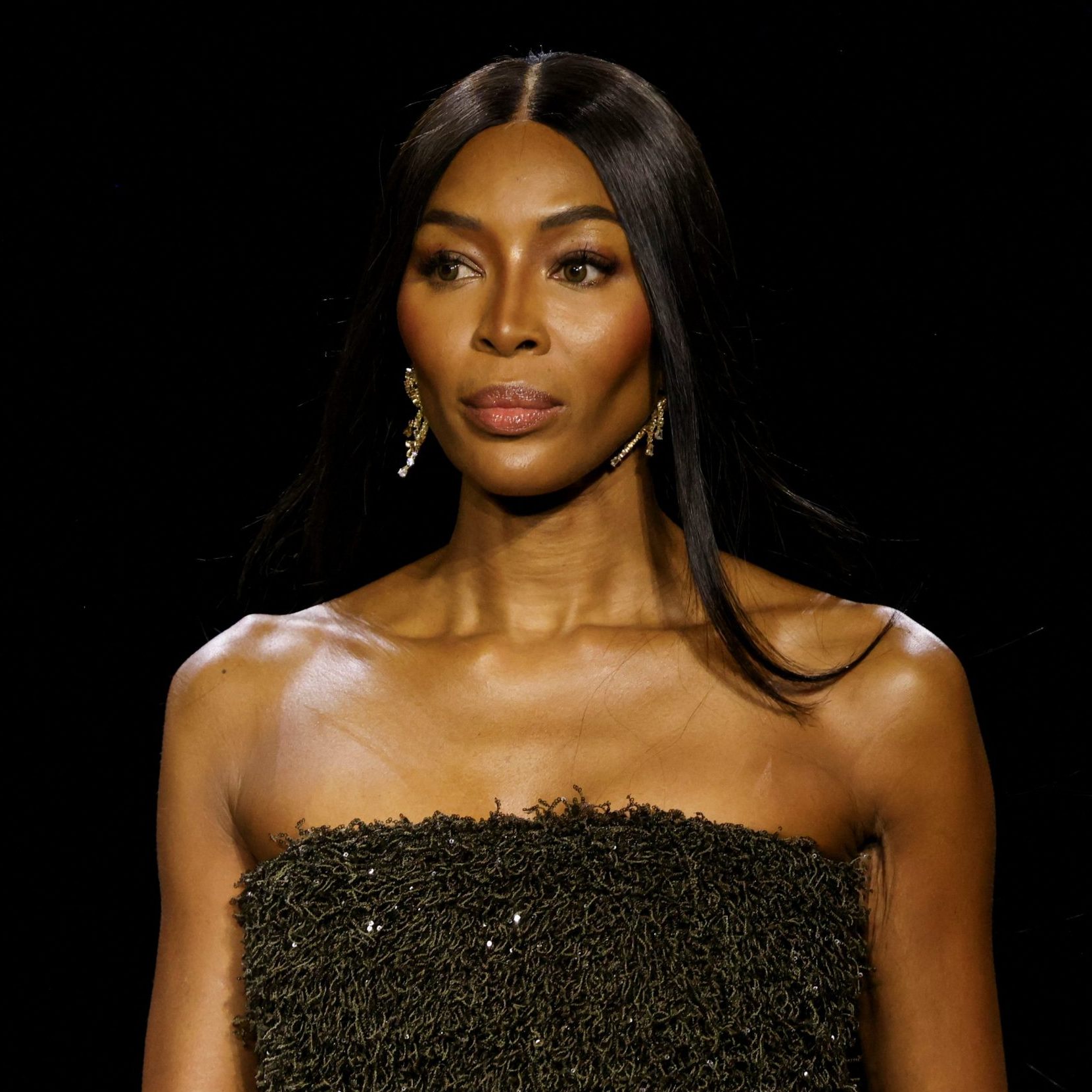 53-Jährige zeigte sich in schimmernden, bronzefarbenen, trägerlosen Säulenkleid.