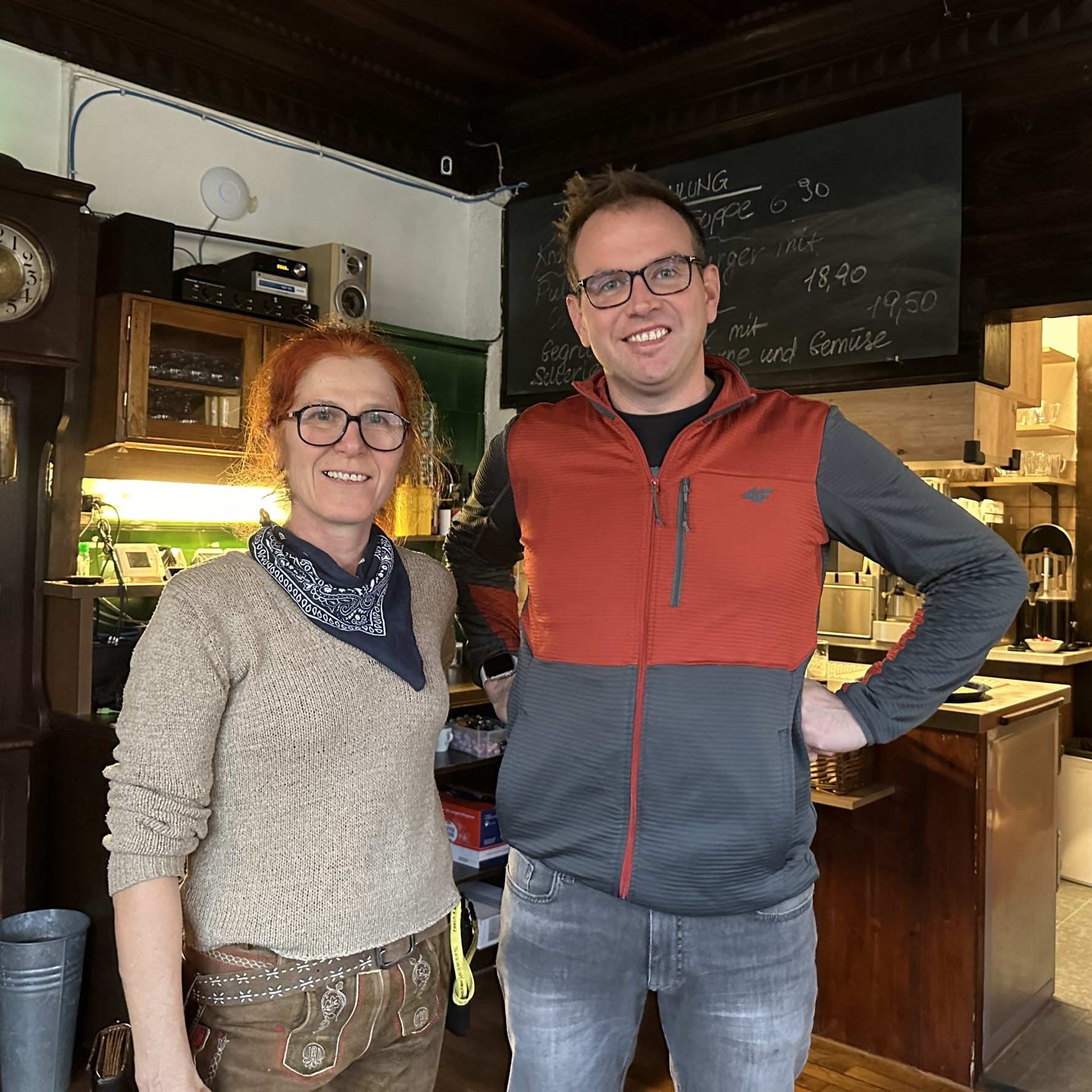 Pfänderdohlen-Pächter Alexander mit einer Mitarbeiterin.