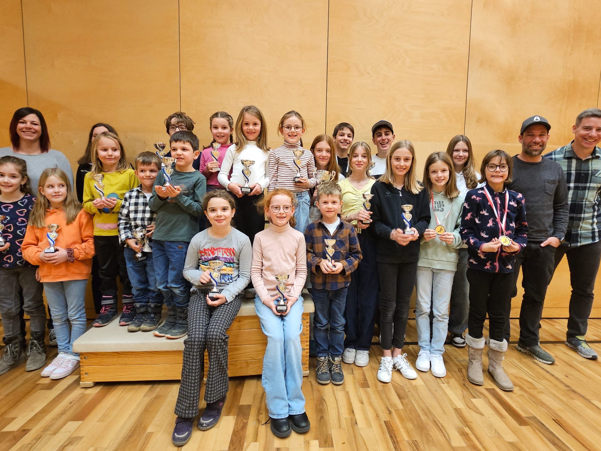 Der Nachwuchs des SV Fraxern mit den Trainern Doris Nachbaur, Katharina Kathan, Patrick Breuss und Mathias Kofler. Der Nachwuchs des SV Fraxern mit den Trainern Doris Nachbaur, Katharina Kathan, Patrick Breuss und Mathias Kofler.