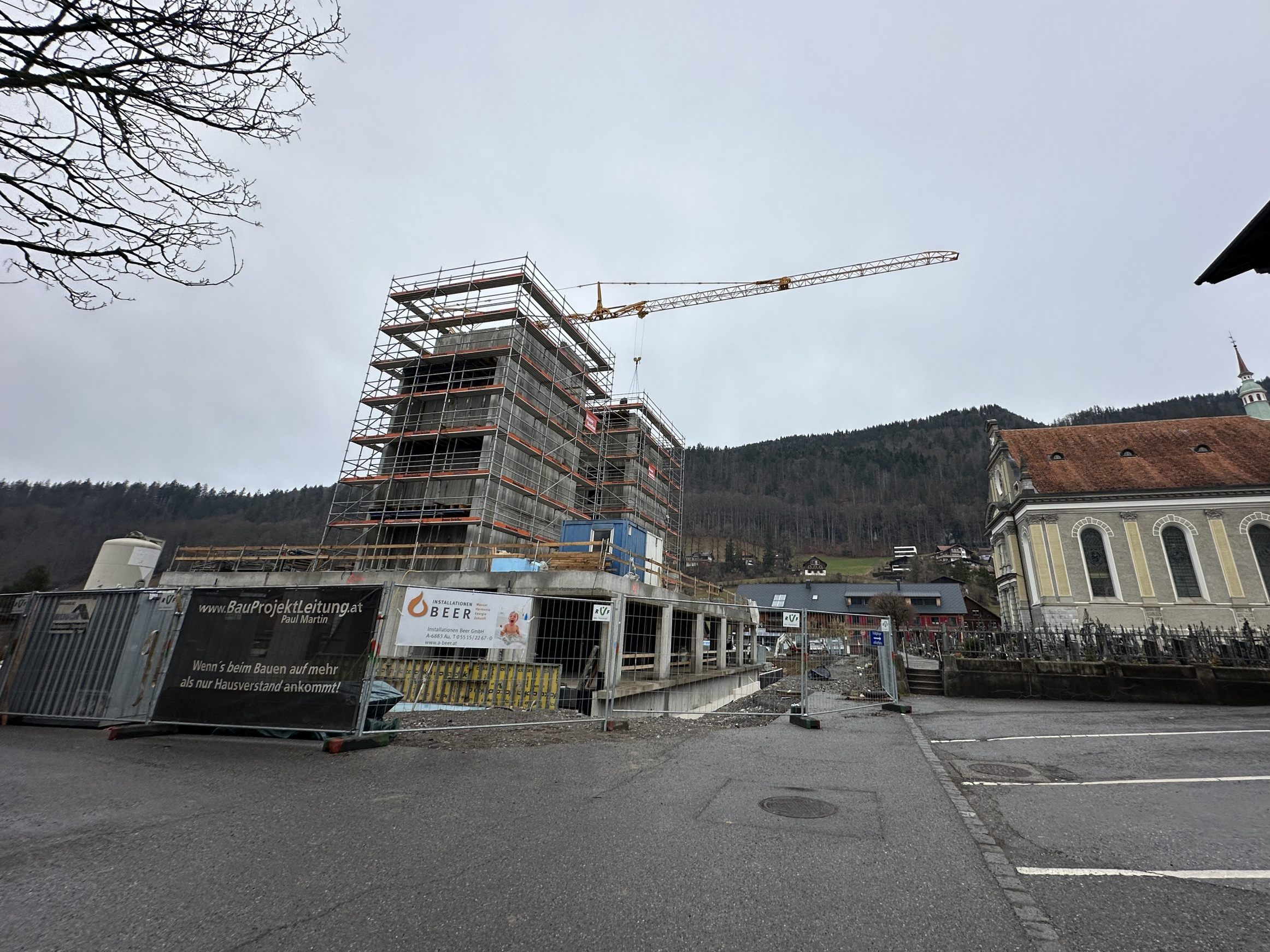 Der Neubau von Volksschule und Kindergarten schreitet voran. Der Neubau von Volksschule und Kindergarten schreitet voran.