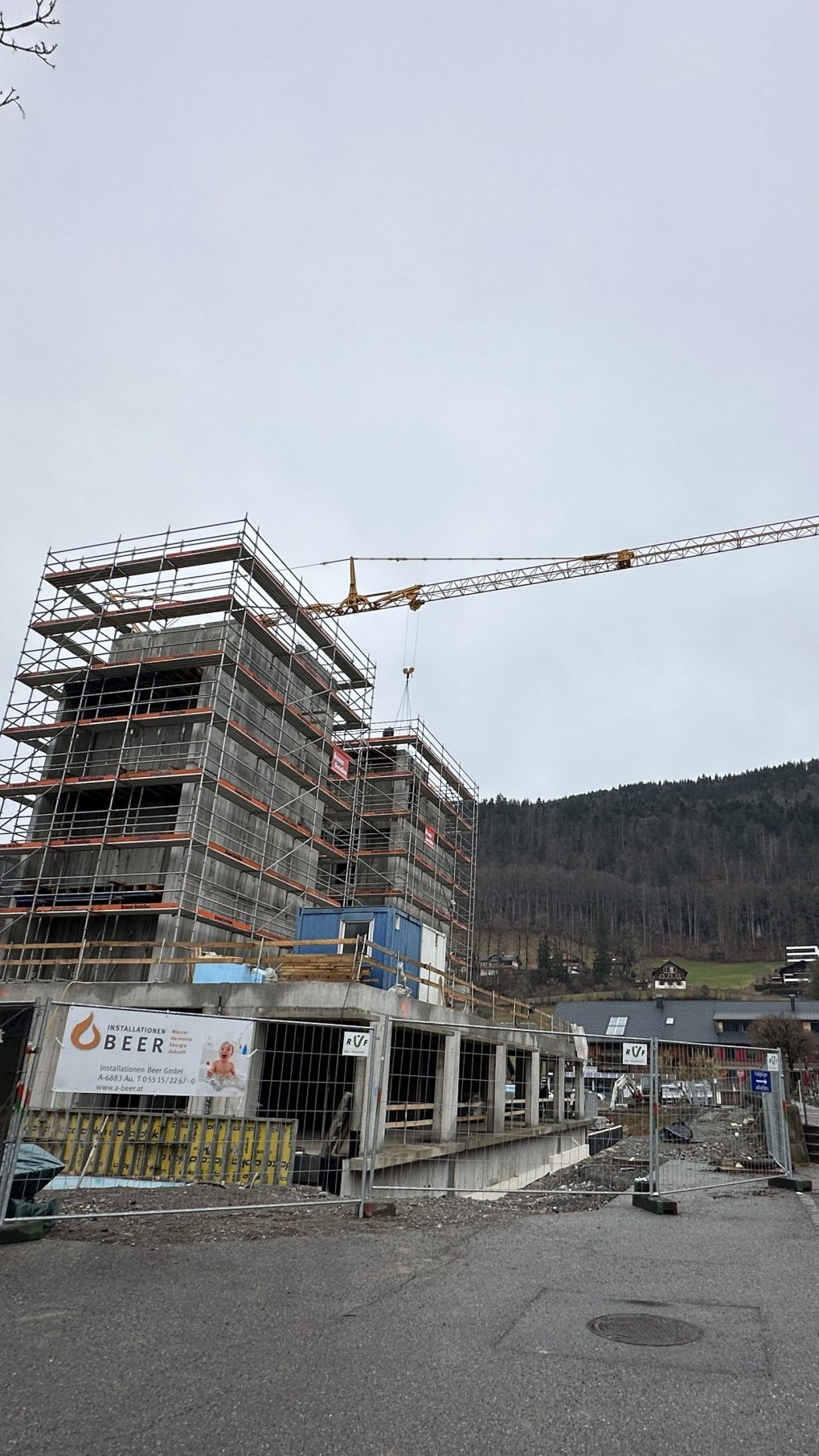 Der Neubau von Volksschule und Kindergarten schreitet voran.