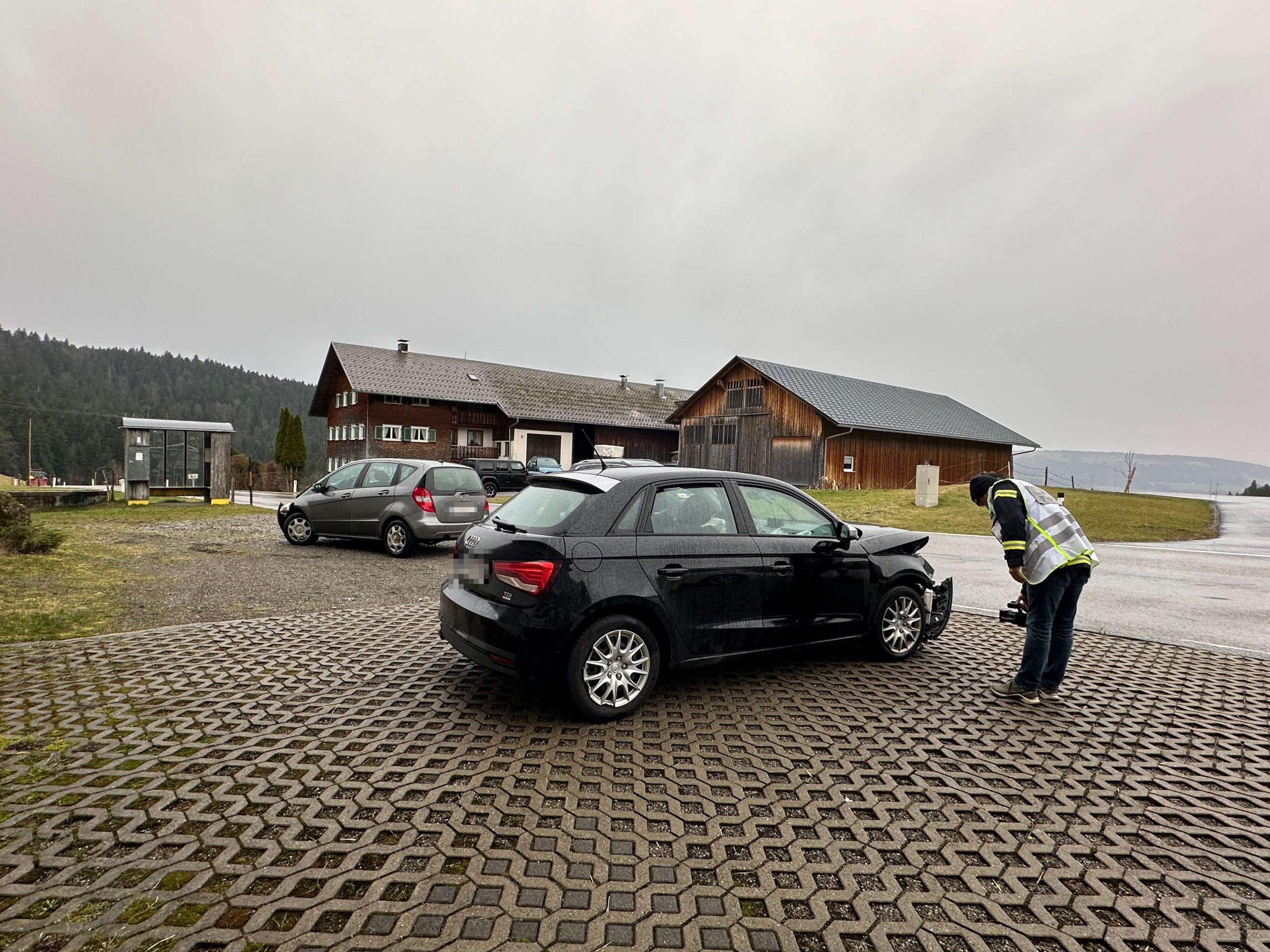 Am Audi entstand erheblicher Sachschaden.