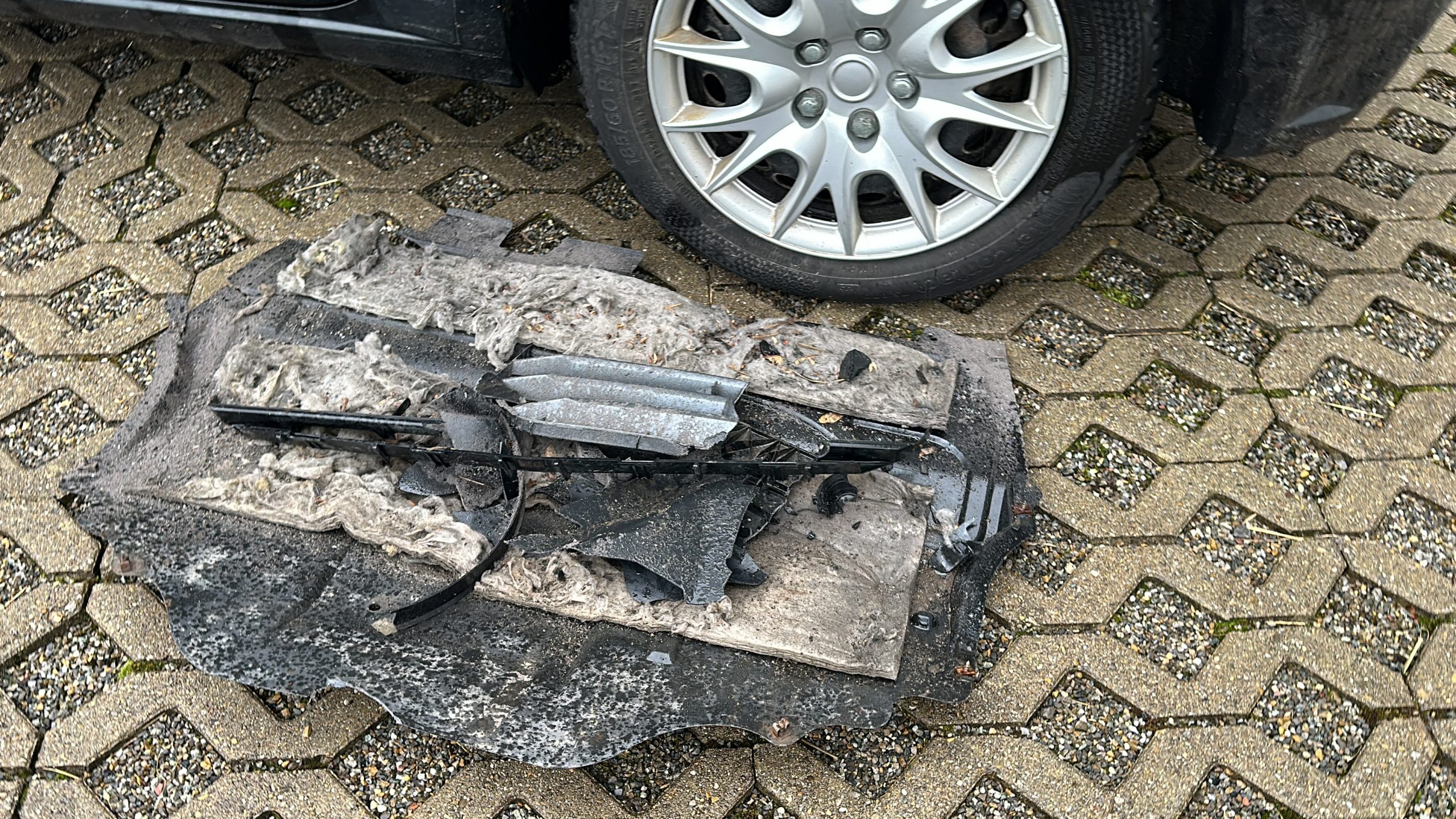 Durch den Zusammenstoß lösten sich Teile vom Auto.