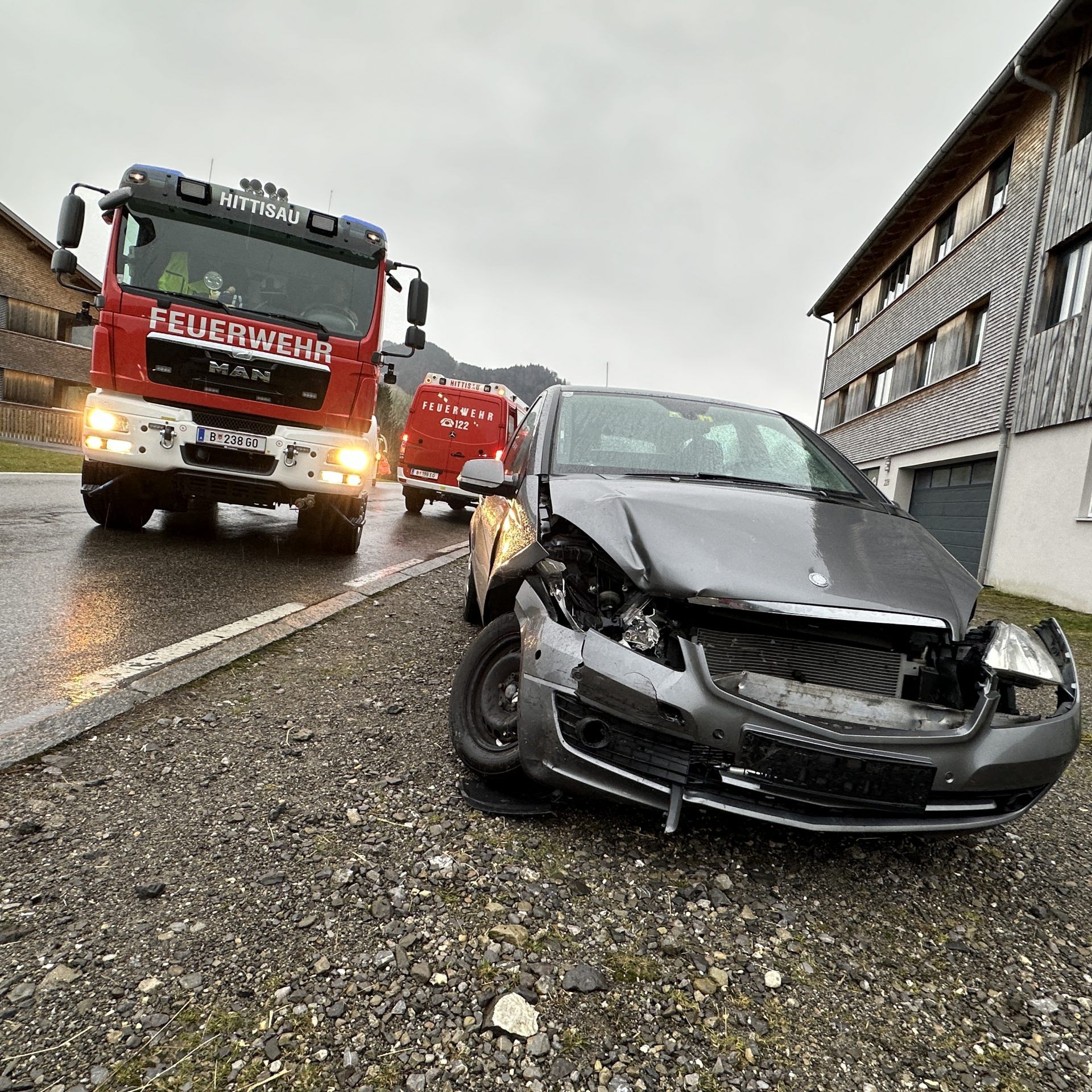 Der Mercedes wurde schwer beschädigt.
