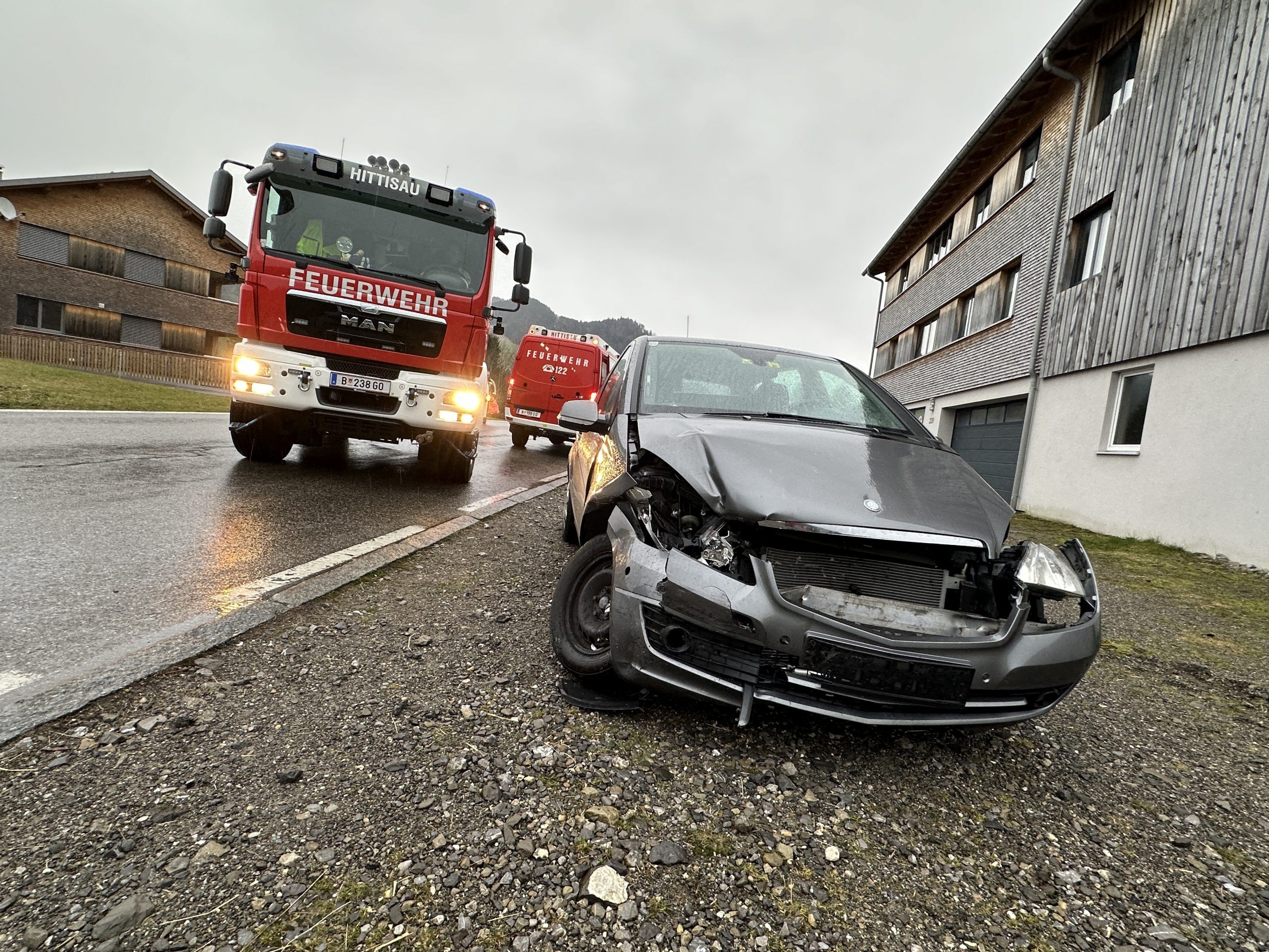 Der Mercedes wurde schwer beschädigt.