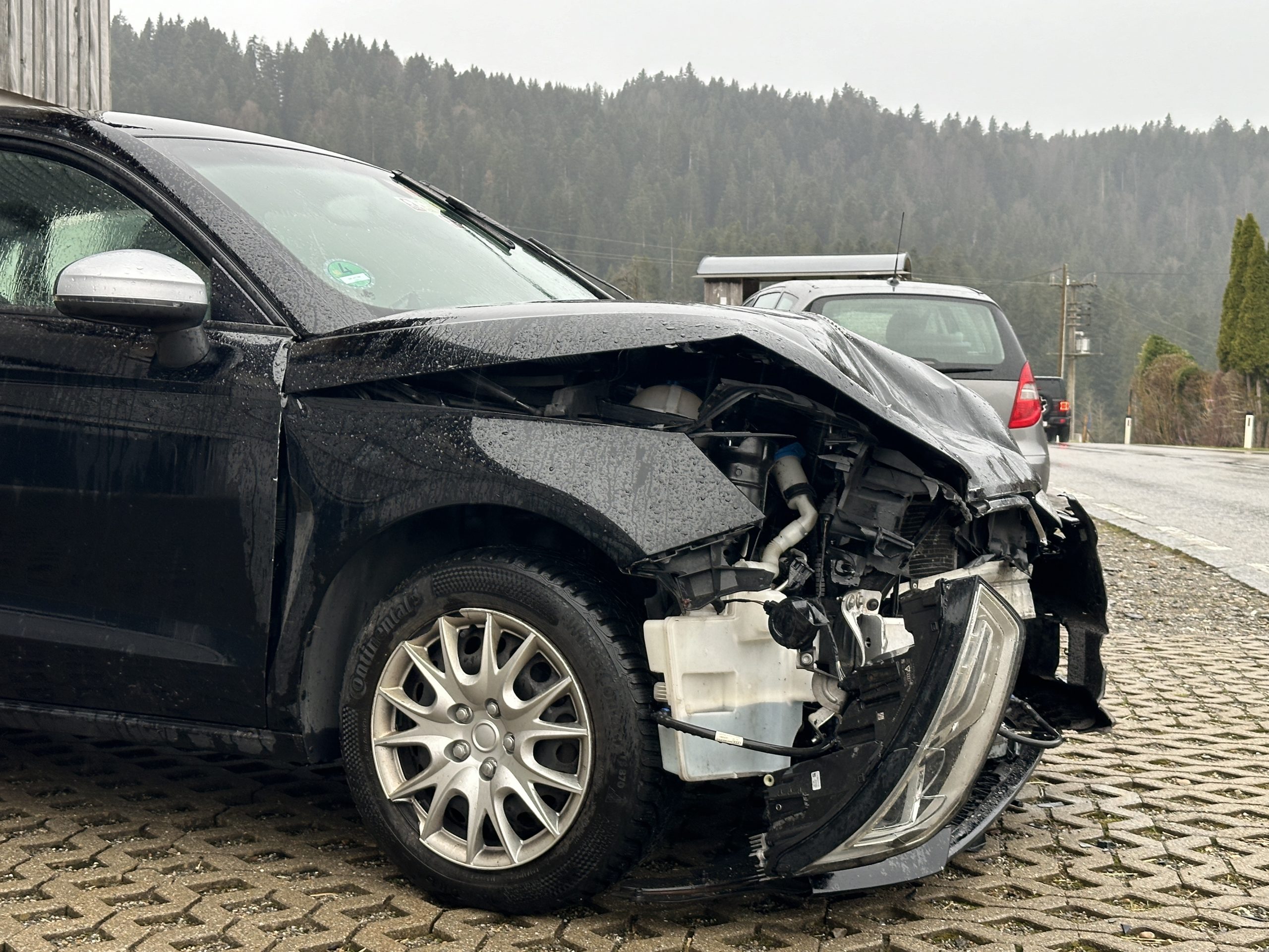 Der Audi wurde vor allem frontal beschädigt.