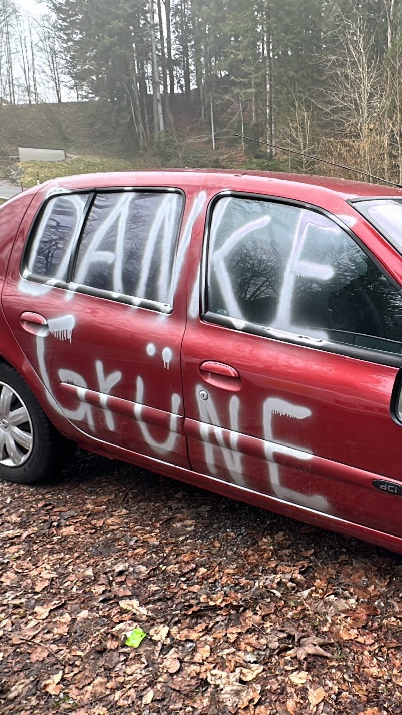 Das Schrottauto steht immer noch an der L200.