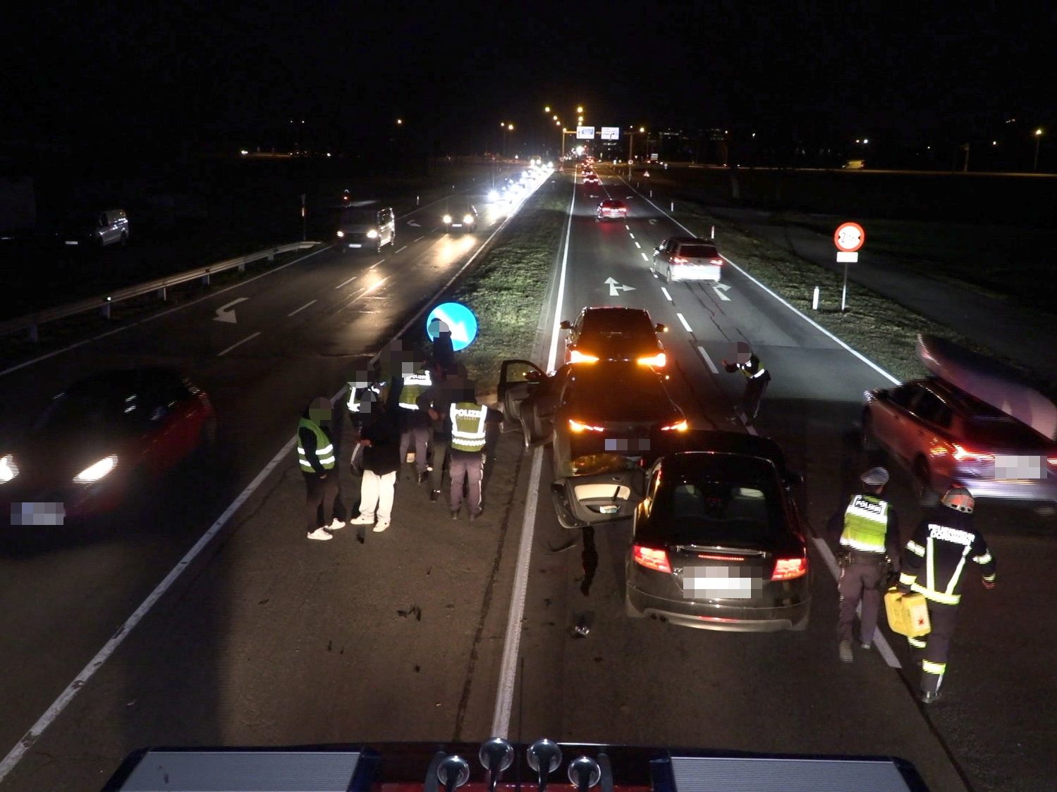 Drei Fahrzeuge wurden in den Unfall verwickelt. Drei Fahrzeuge wurden in den Unfall verwickelt.