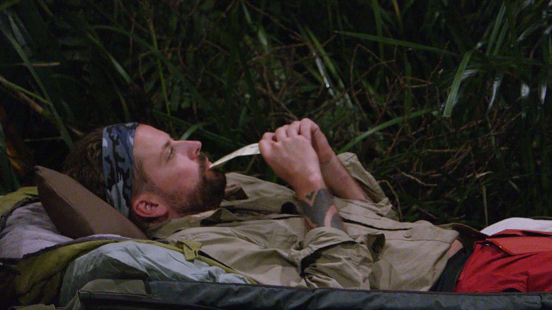 Tag 13 im Camp. Felix von Jascheroff ist nach der Post von daheim noch voller Emotionen. Tag 13 im Camp. Felix von Jascheroff ist nach der Post von daheim noch voller Emotionen.