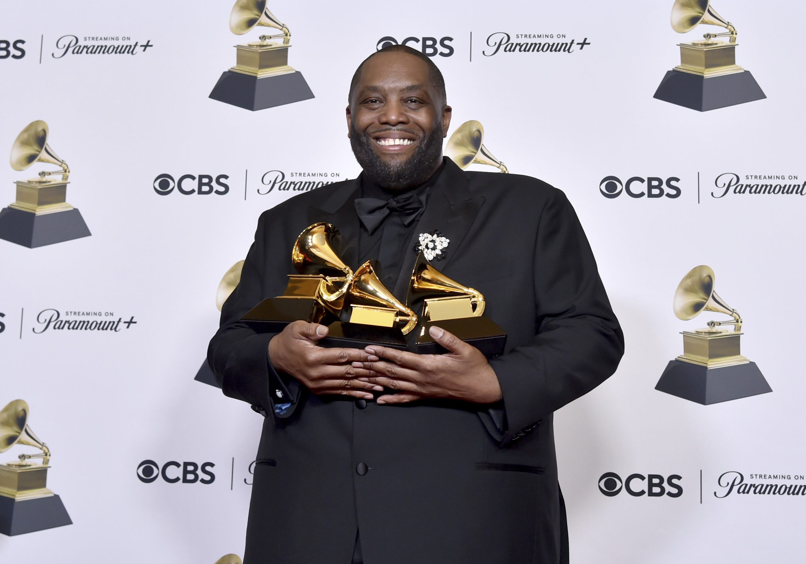 Killer Mike posiert im Presseraum mit den Auszeichnungen für die beste Rap-Performance und den besten Rap-Song für „Scientists & Engineers“ sowie das beste Rap-Album für „Michael“ während der 66. jährlichen Grammy Awards am Sonntag, 4. Februar 2024, in Los Angeles Angeles.