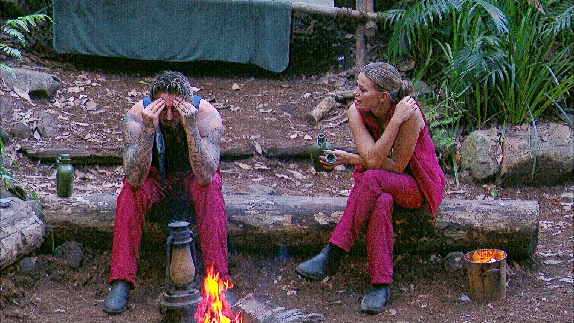 Tag 14 im Camp. Kim Virginia macht Mike Heiter darauf aufmerksam, dass sich seine Gesichtszüge verändert haben, weil er so abgenommen habe. Mike faucht zurück: "Das ist aber nicht der Dschungel, sondern der Stress aus deiner Richtung." Tag 14 im Camp. Kim Virginia macht Mike Heiter darauf aufmerksam, dass sich seine Gesichtszüge verändert haben, weil er so abgenommen habe. Mike faucht zurück: "Das ist aber nicht der Dschungel, sondern der Stress aus deiner Richtung."