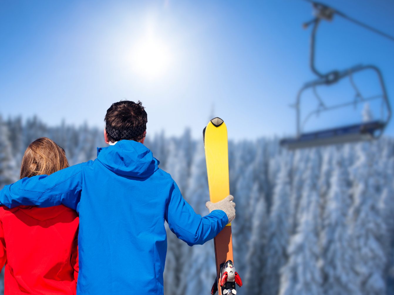 Inmitten der bezaubernden Schneelandschaft bietet sich nun die Gelegenheit zu romantischen Begegnungen.
